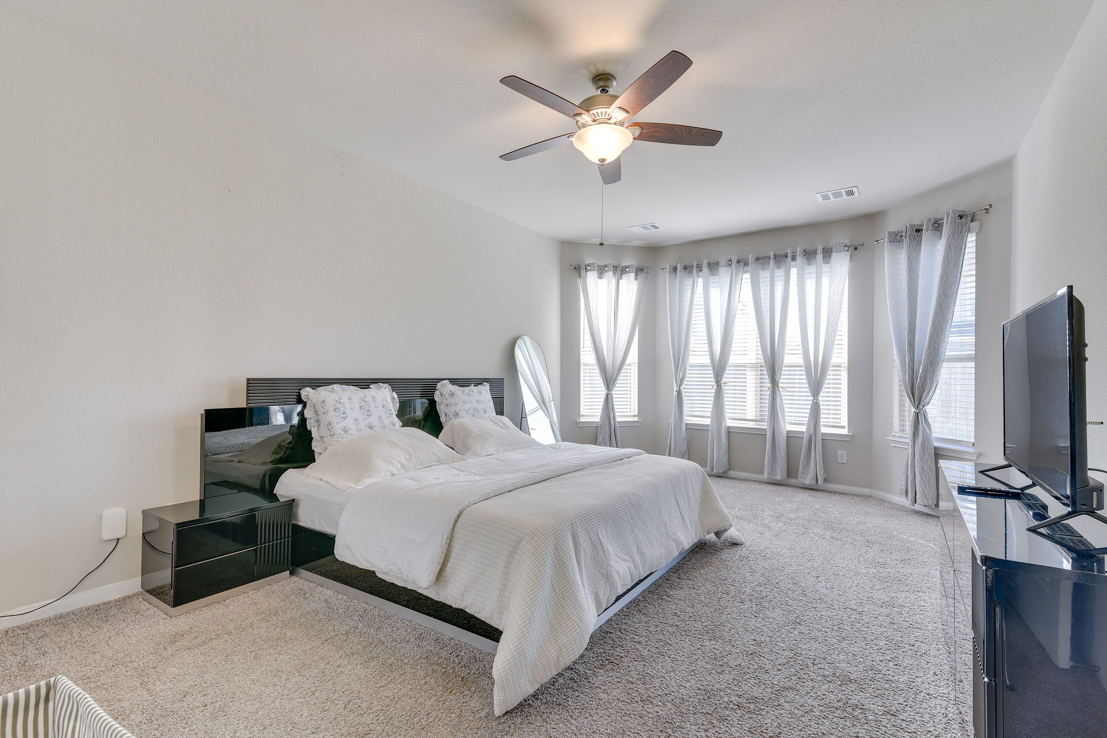 Bedroom 1 | King Bed | Smart TV | 1st Floor