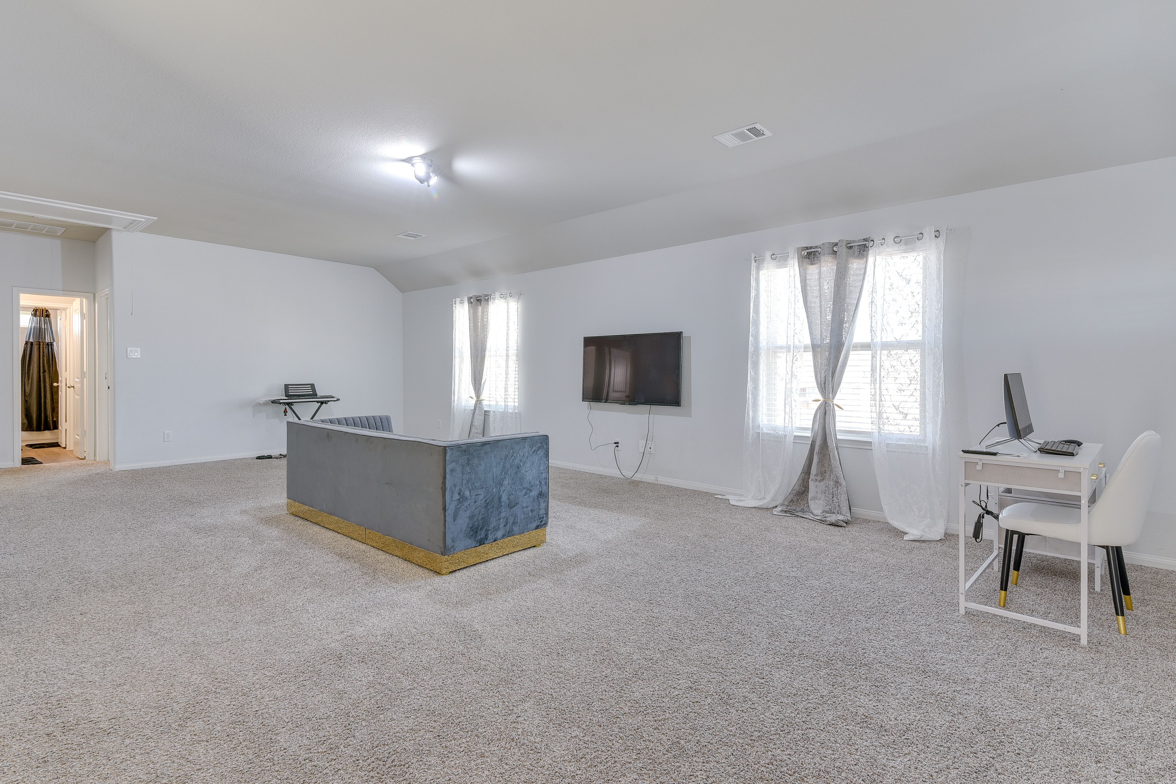 Upper Living Area | Smart TV | Laptop Workspace | Piano | 2nd Floor