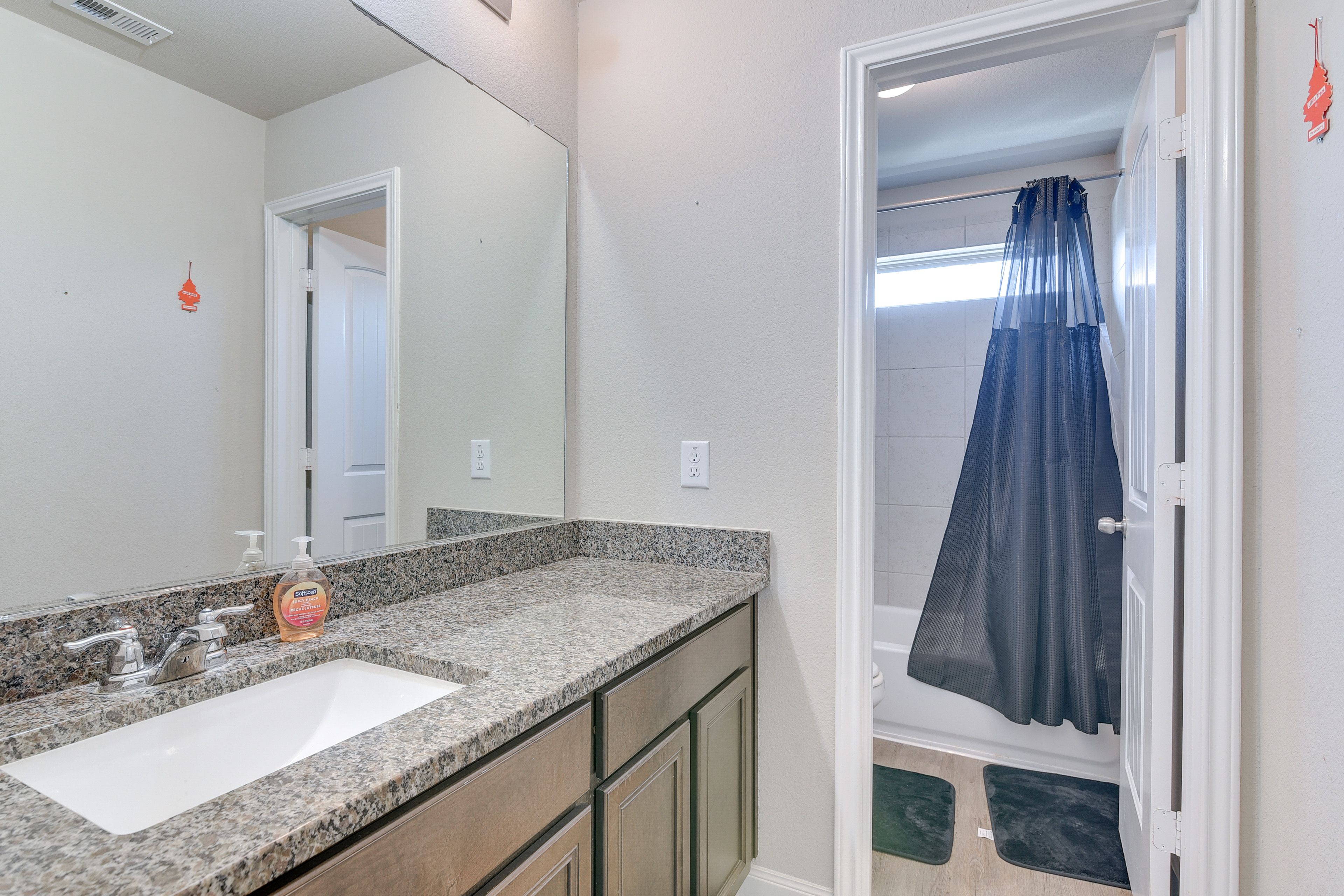 Full Bathroom | 2nd Floor