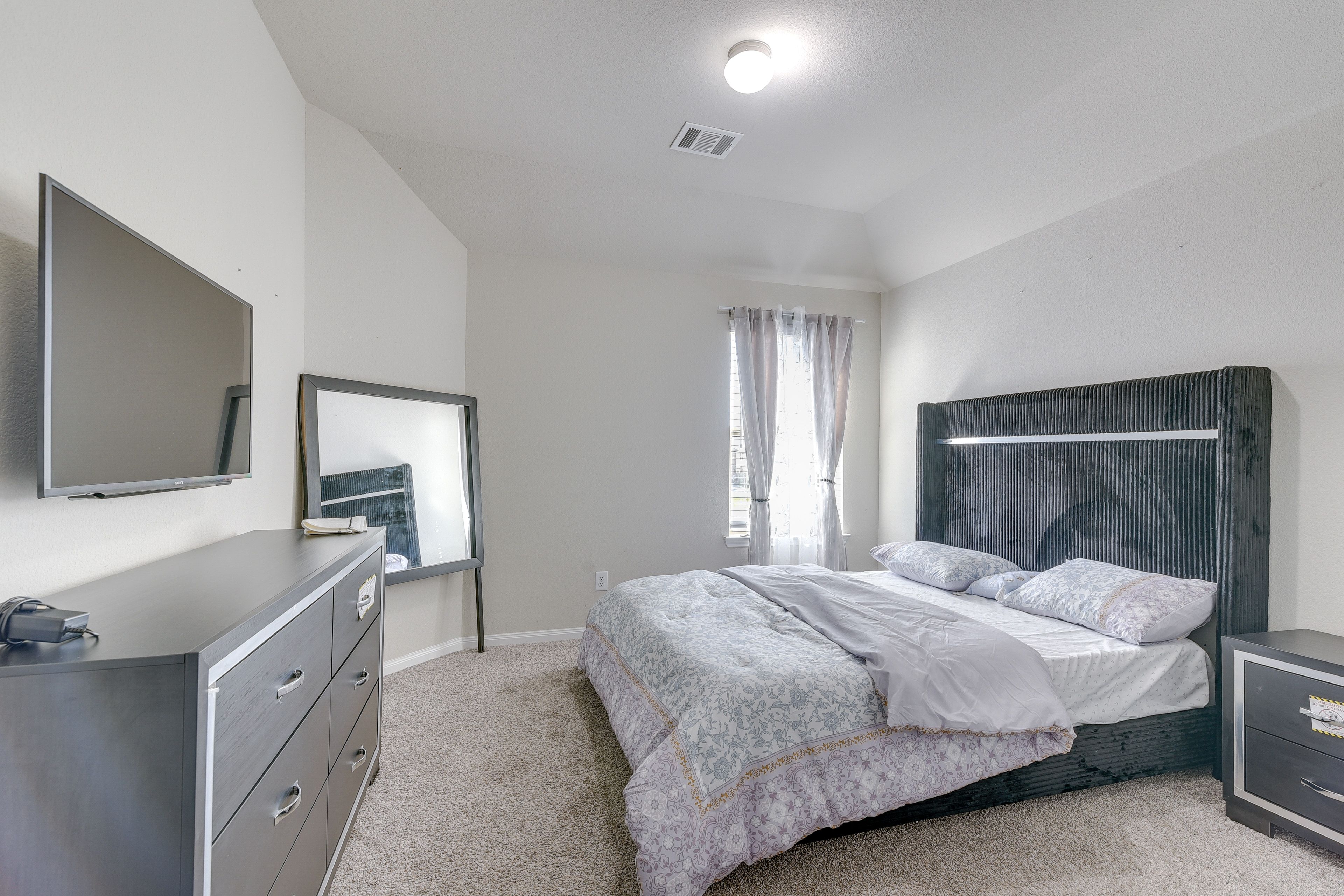 Bedroom 4 | Queen Bed | Smart TV | 2nd Floor