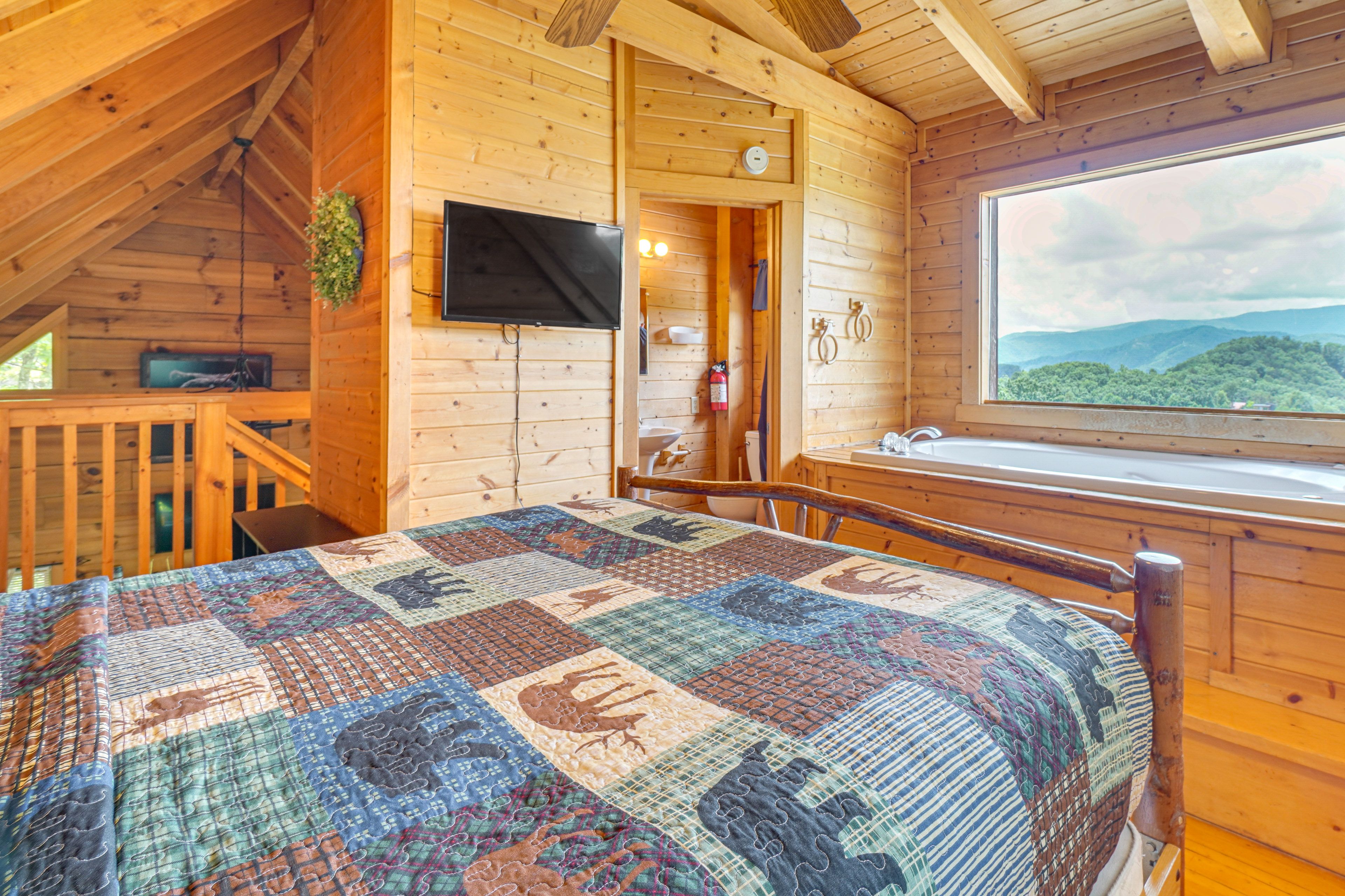 Bedroom 1 | Queen Bed | Jetted Tub | Upper Level