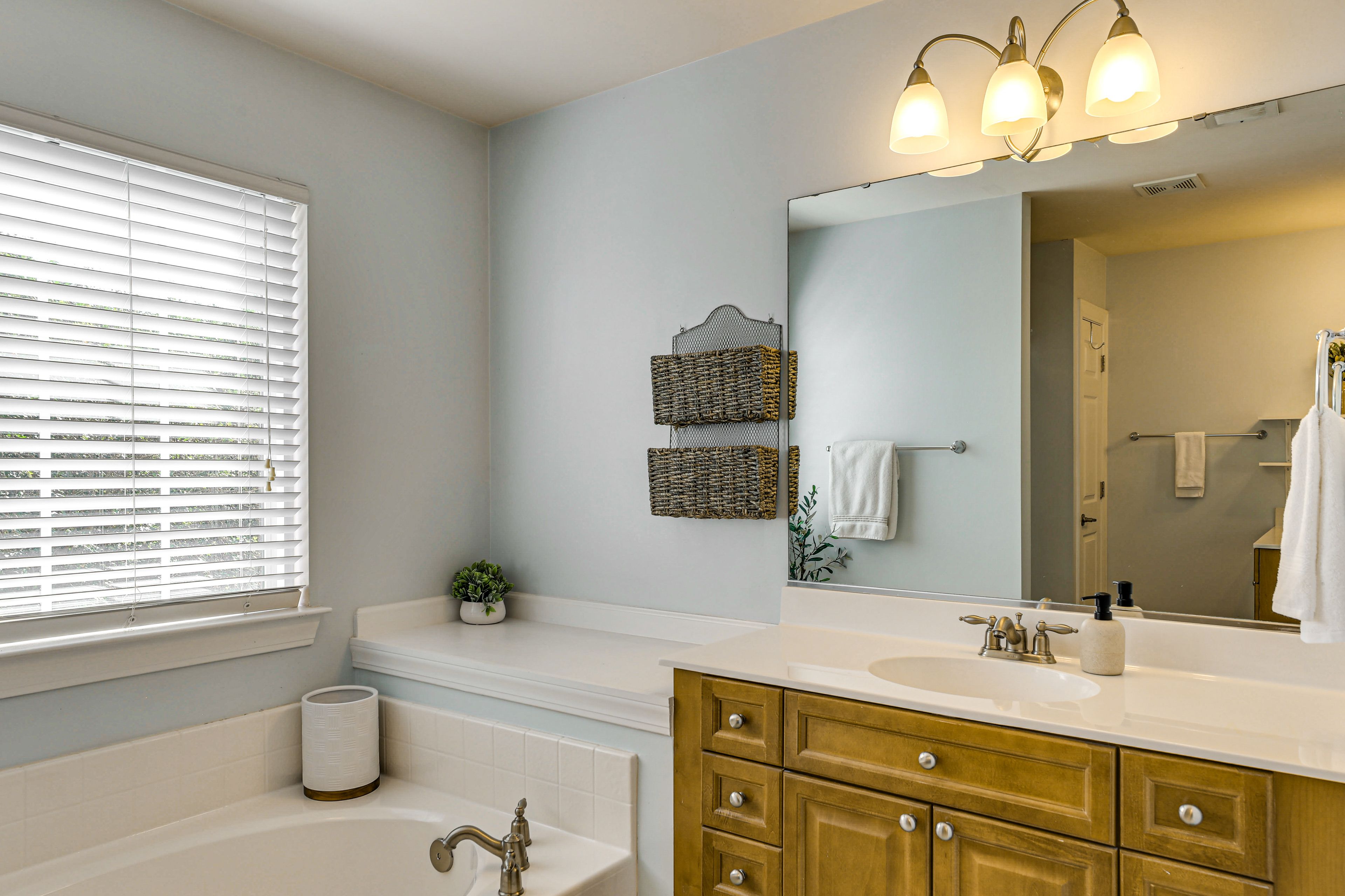Full Bathroom | Upper Level | Complimentary Toiletries