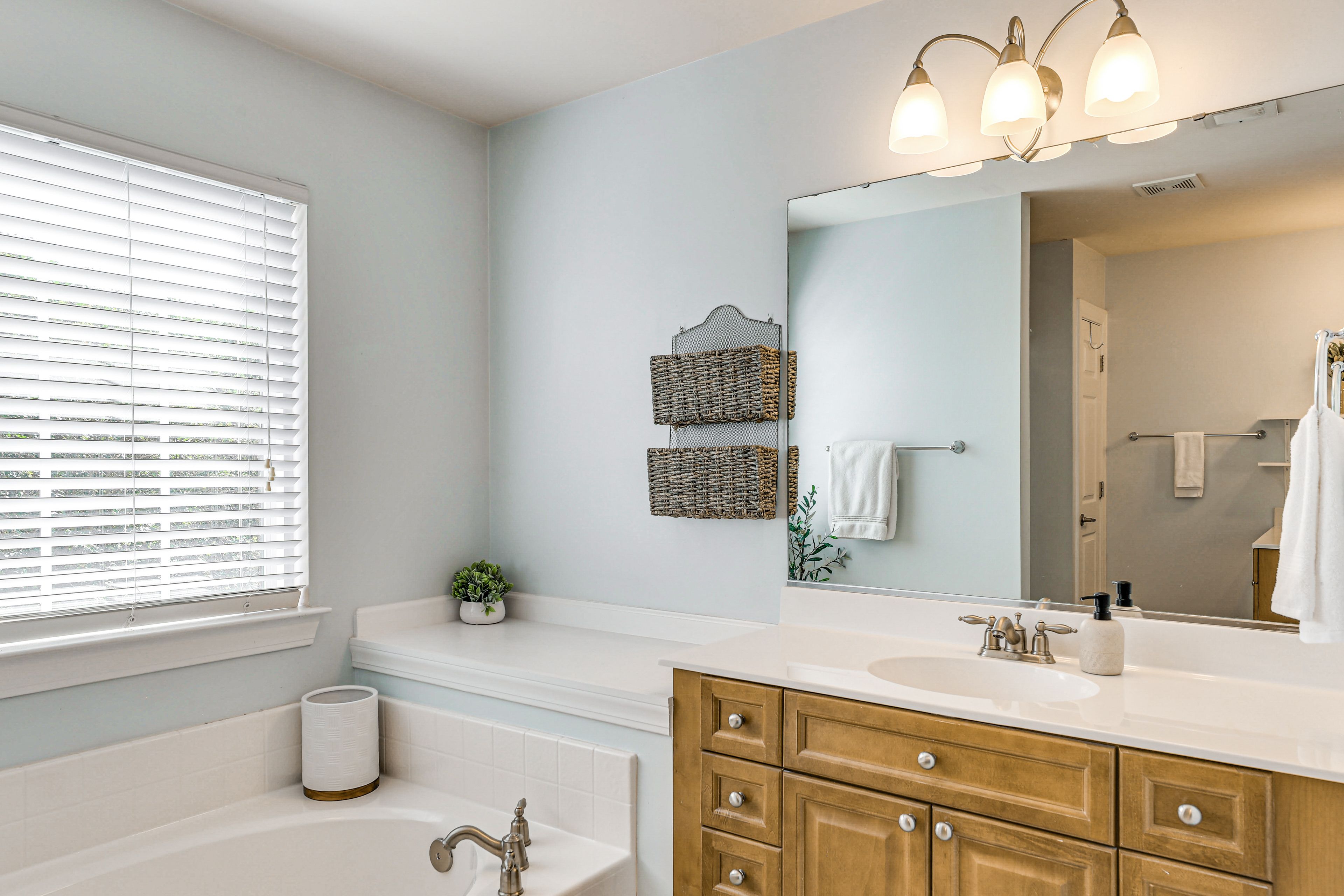 Full Bathroom | Upper Level | Complimentary Toiletries