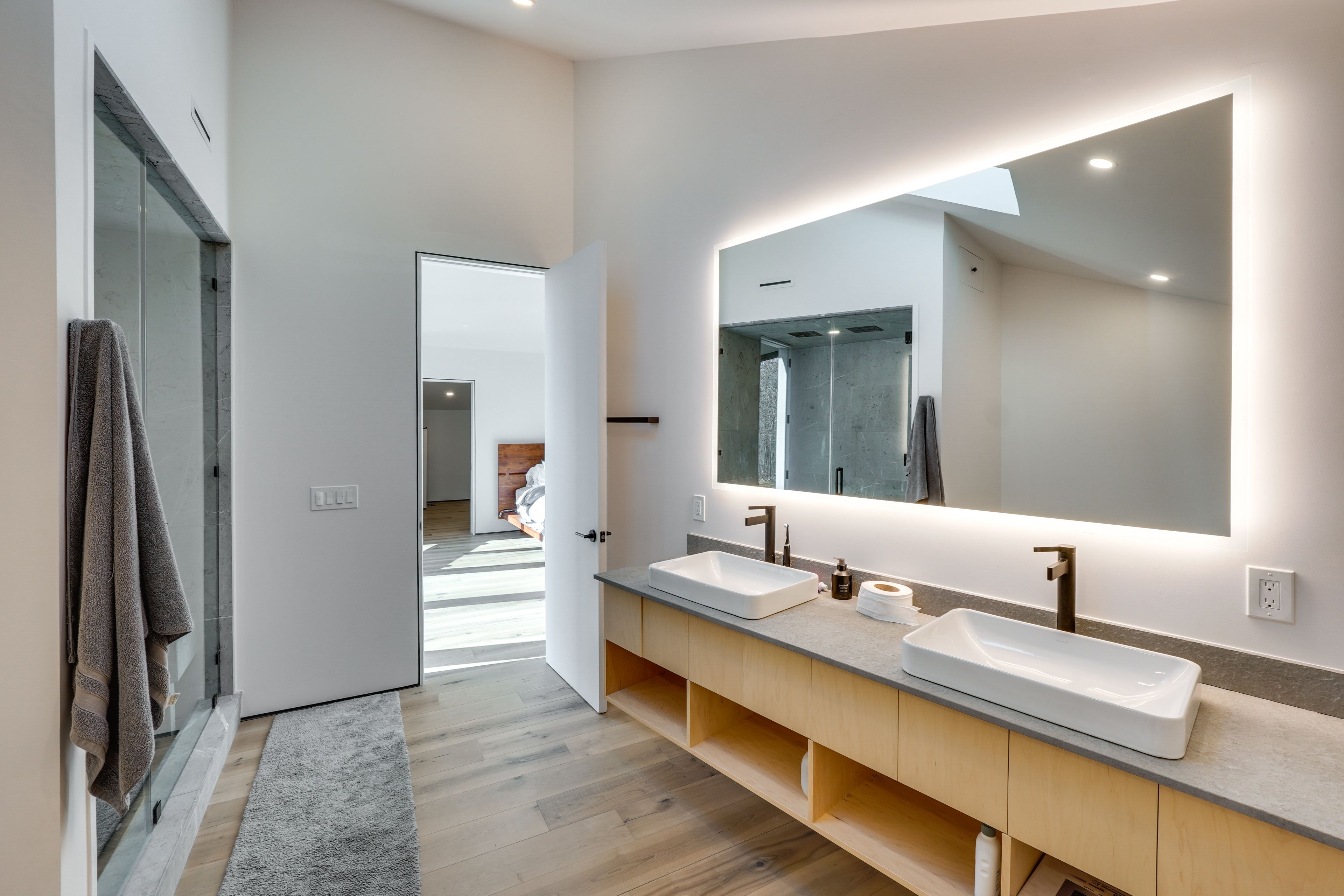Full Bathroom | Towels Provided | 2nd Floor