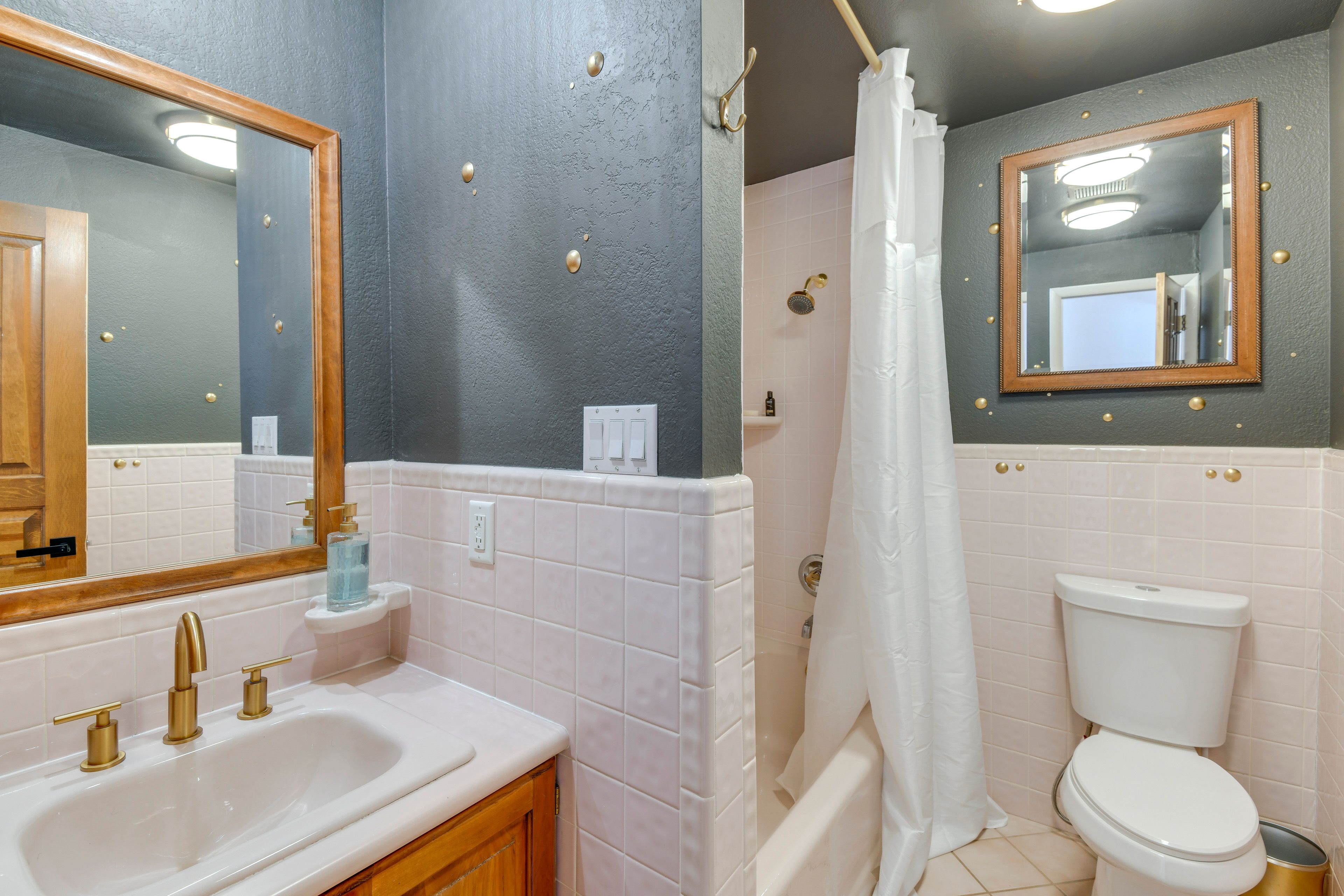 Full Bathroom | Main Level | Towels Provided