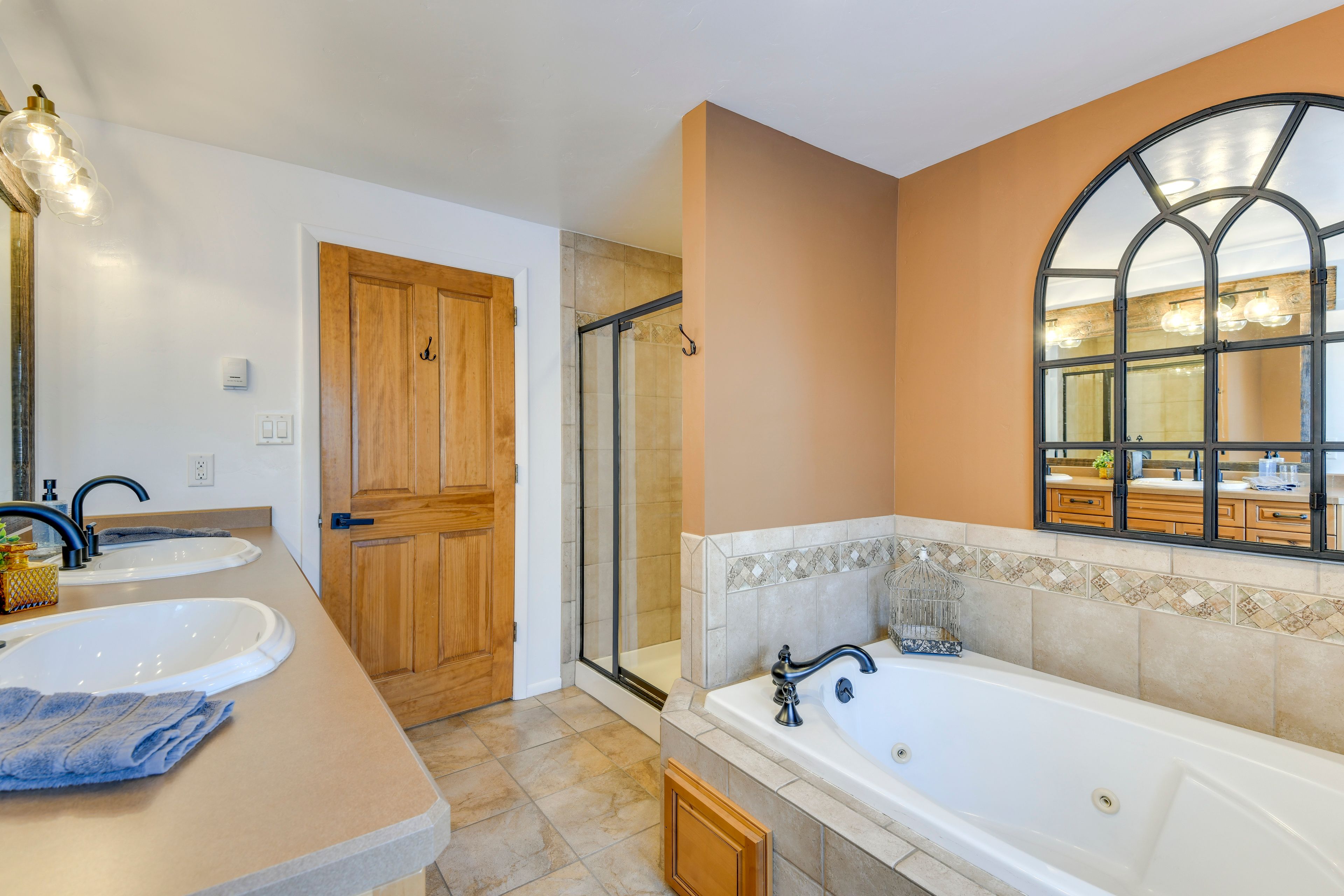 Full Bathroom | Main Level | Towels Provided