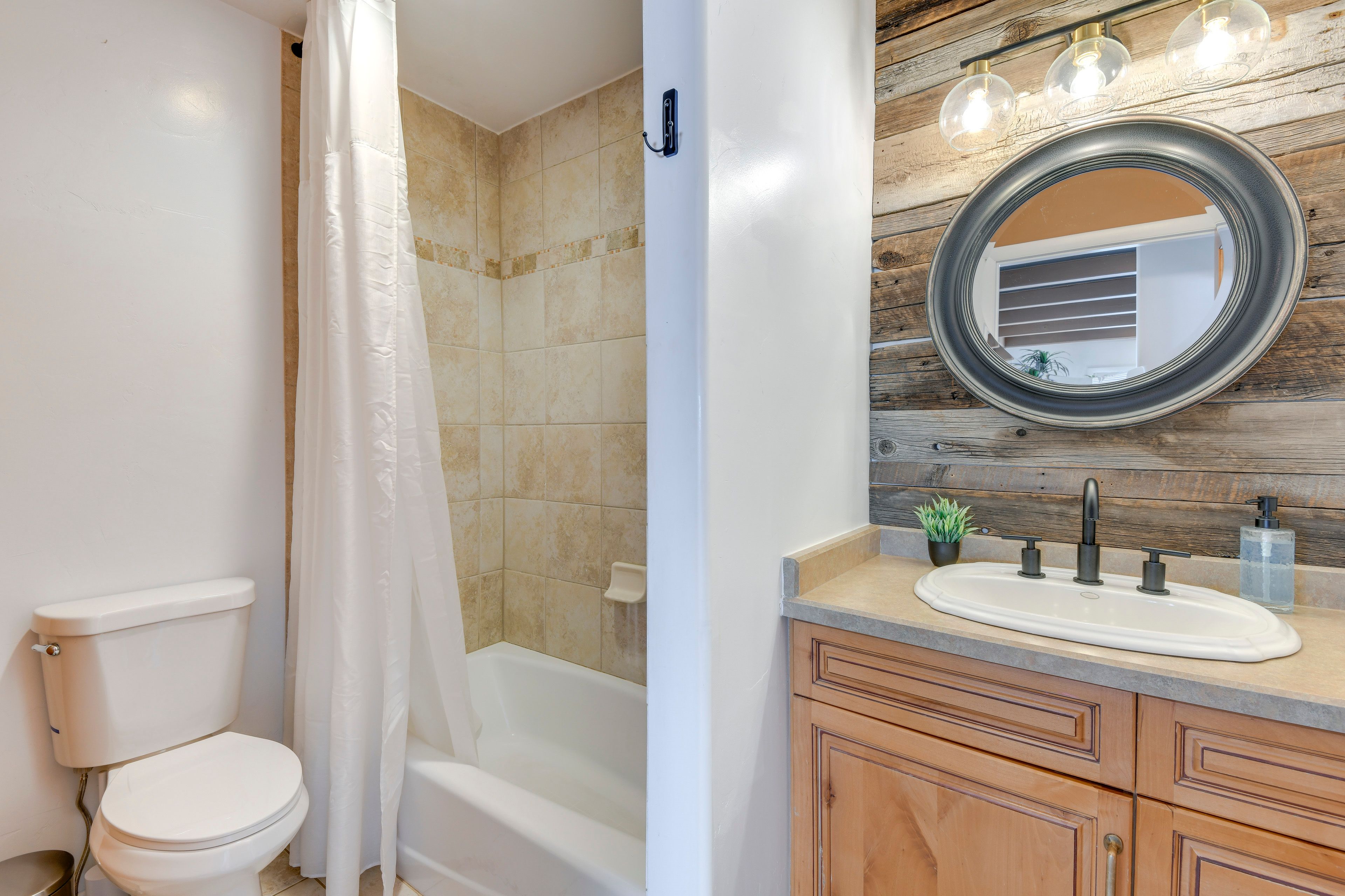 Full Bathroom | Upper Level | Towels Provided