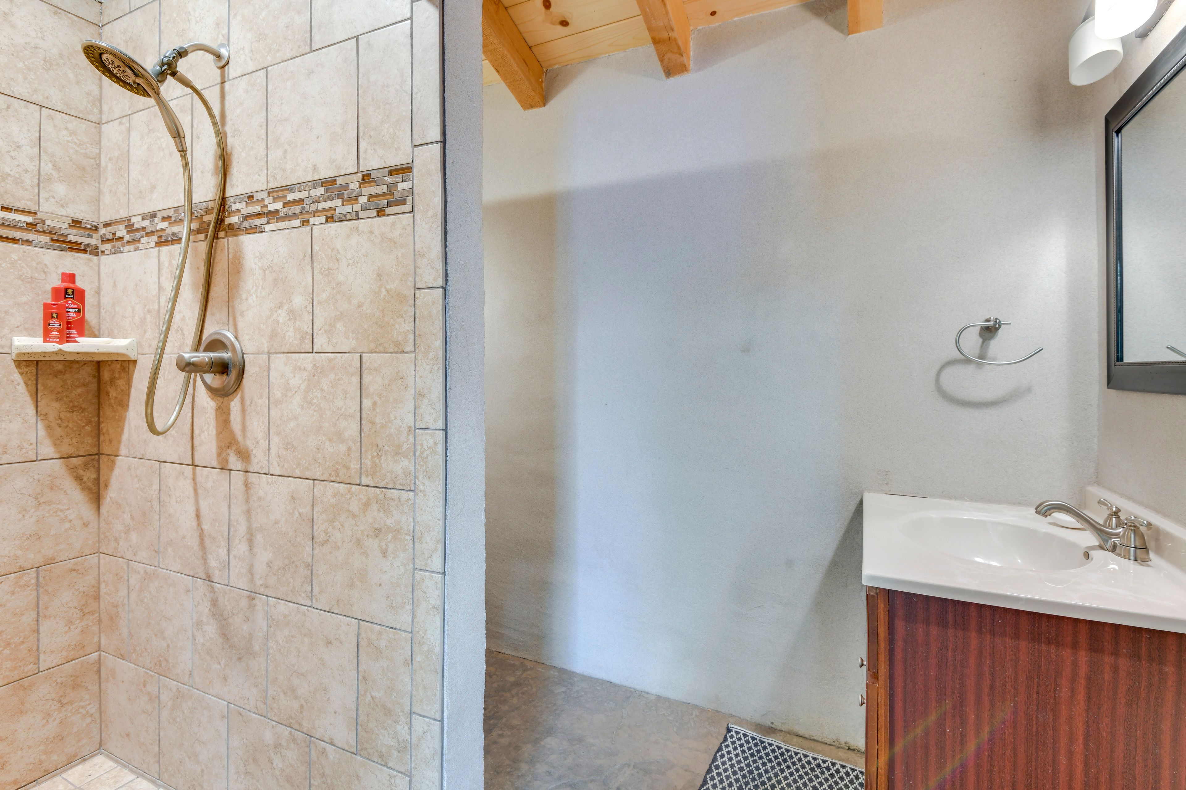 Full Bathroom | Lower Level | Towels Provided