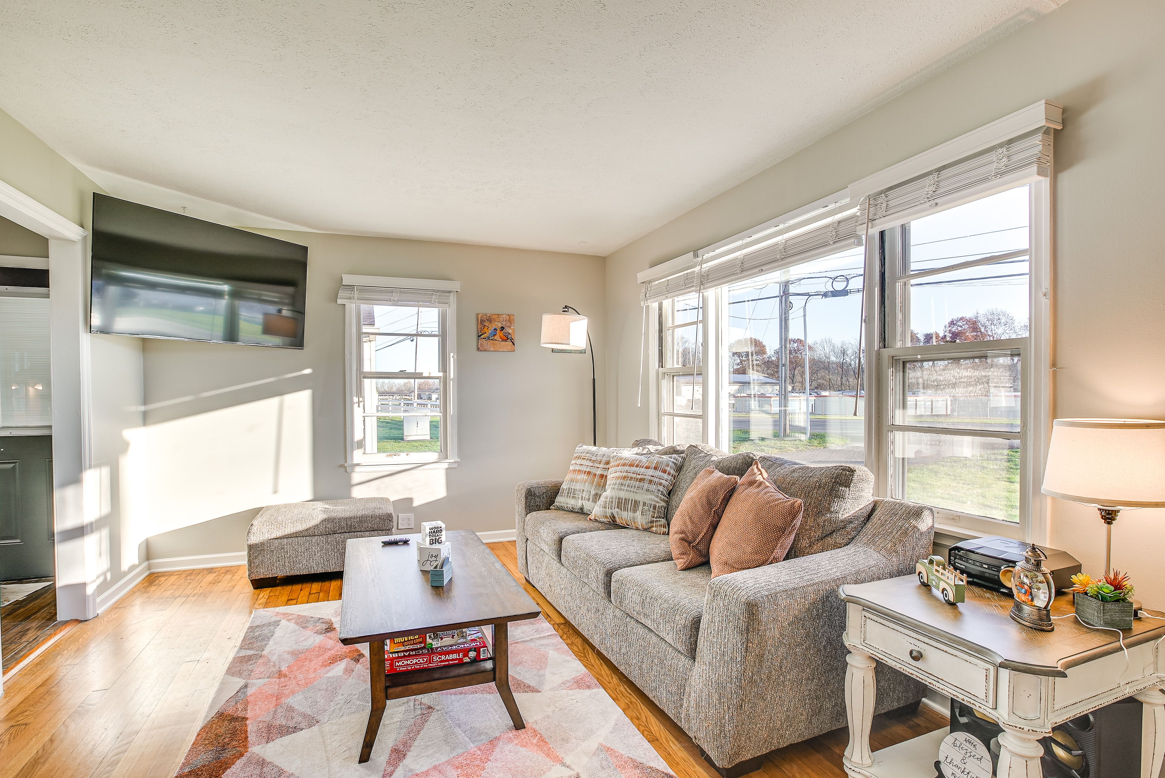 Living Room | Smart TV | Books/Board Games