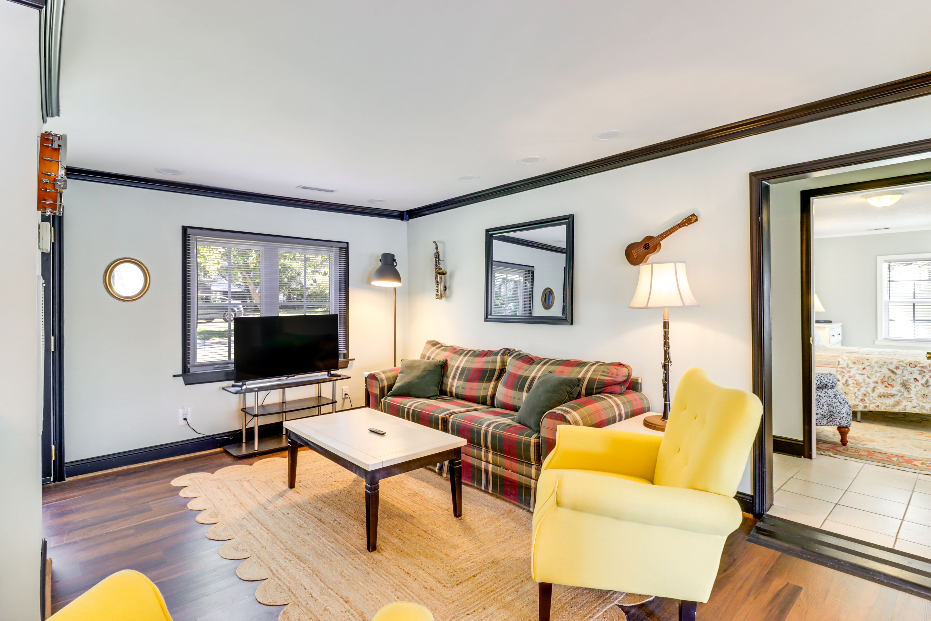 Living Room | Queen Sleeper Sofa | Smart TV | Free WiFi