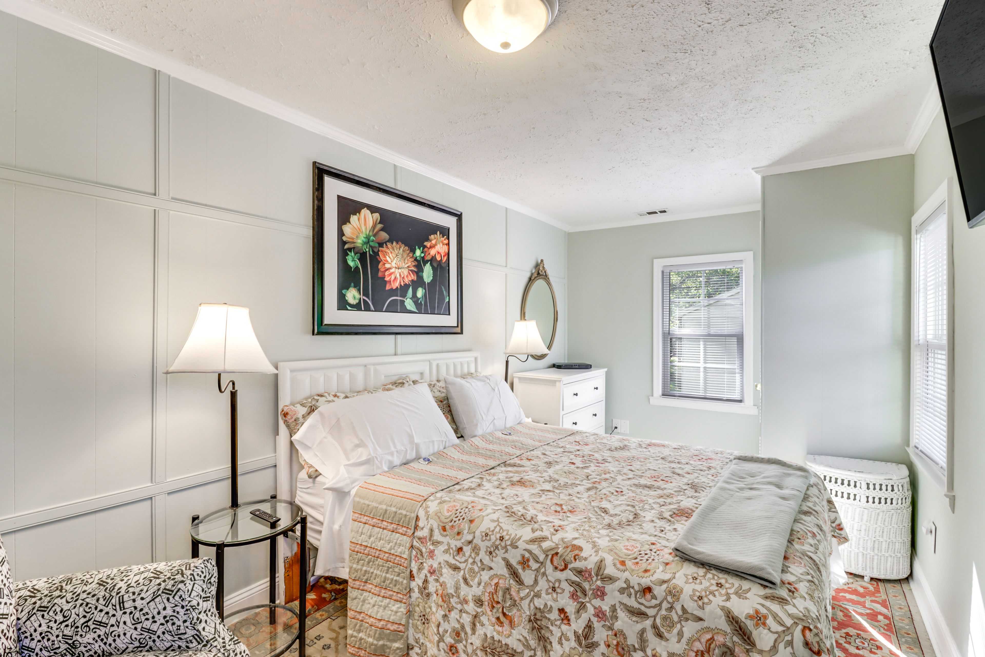 Bedroom 1 | Queen Bed | Smart TV