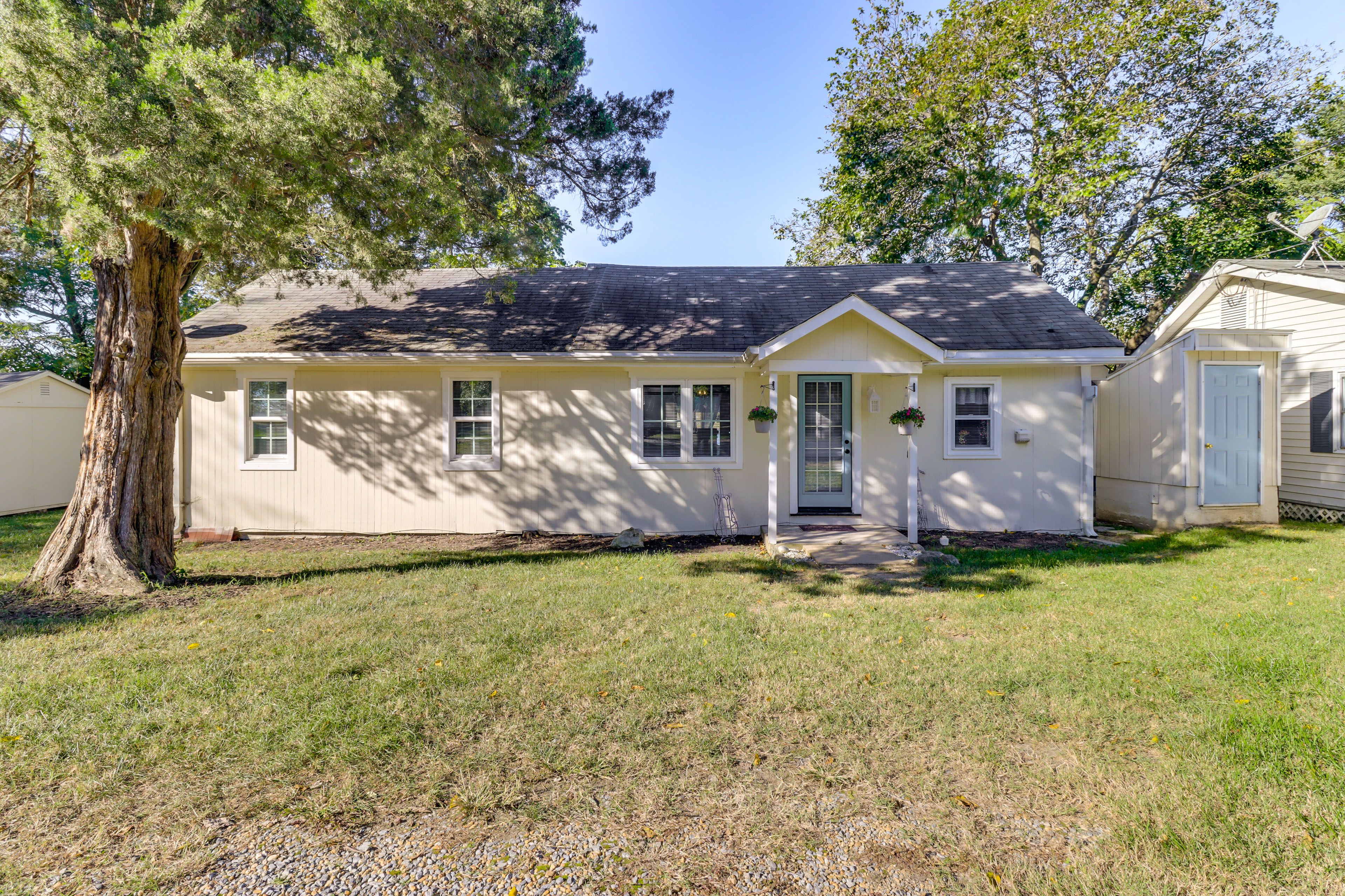 Property Exterior | Driveway (1 Vehicle)