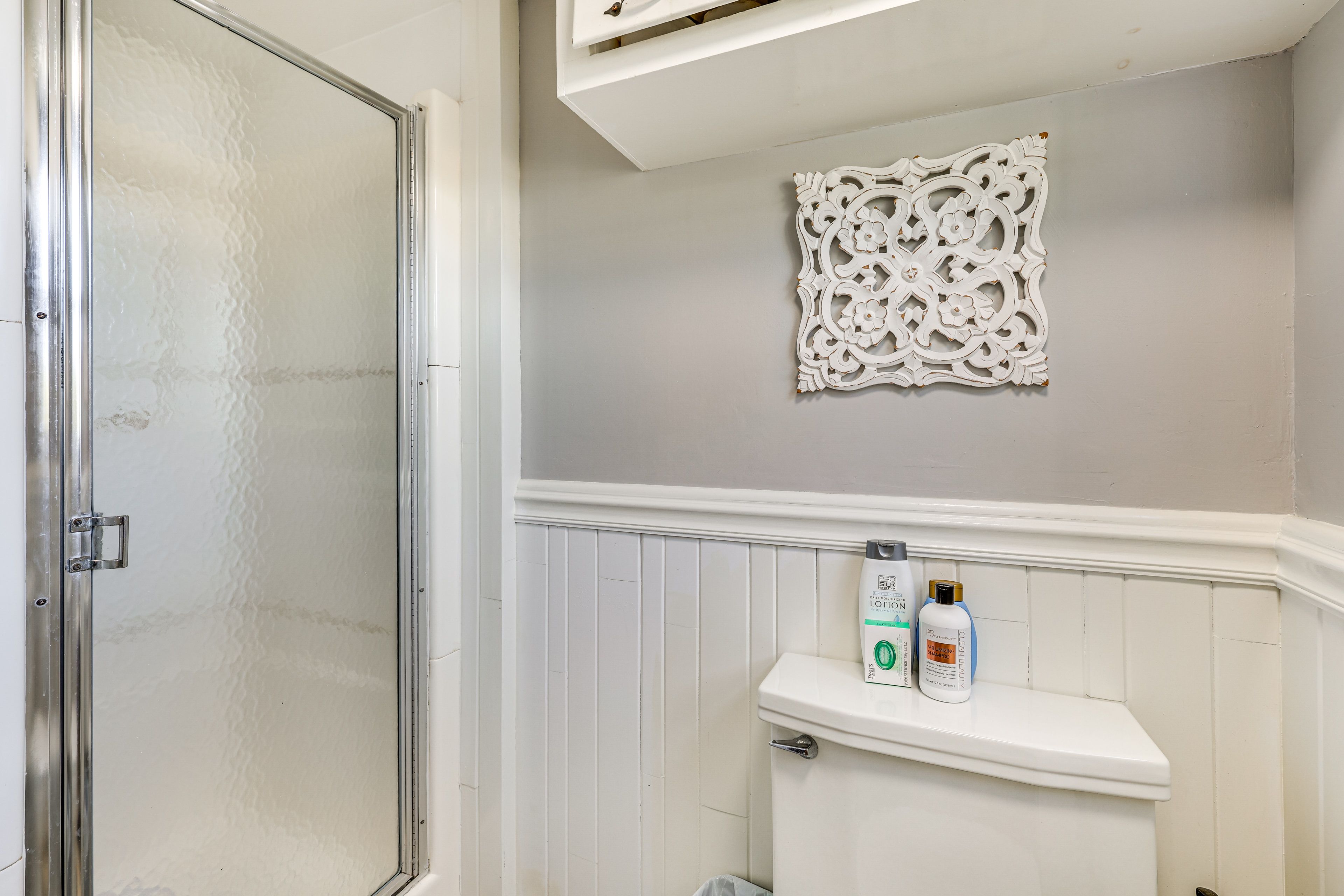 Full Bathroom | 3rd Floor | Towels Provided