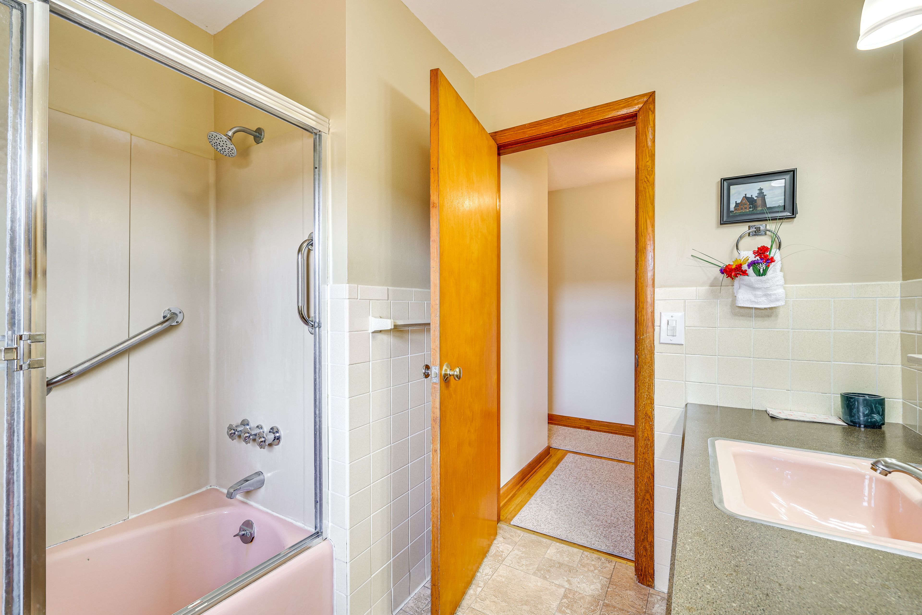 Full Bathroom | 2nd Floor | Towels Provided
