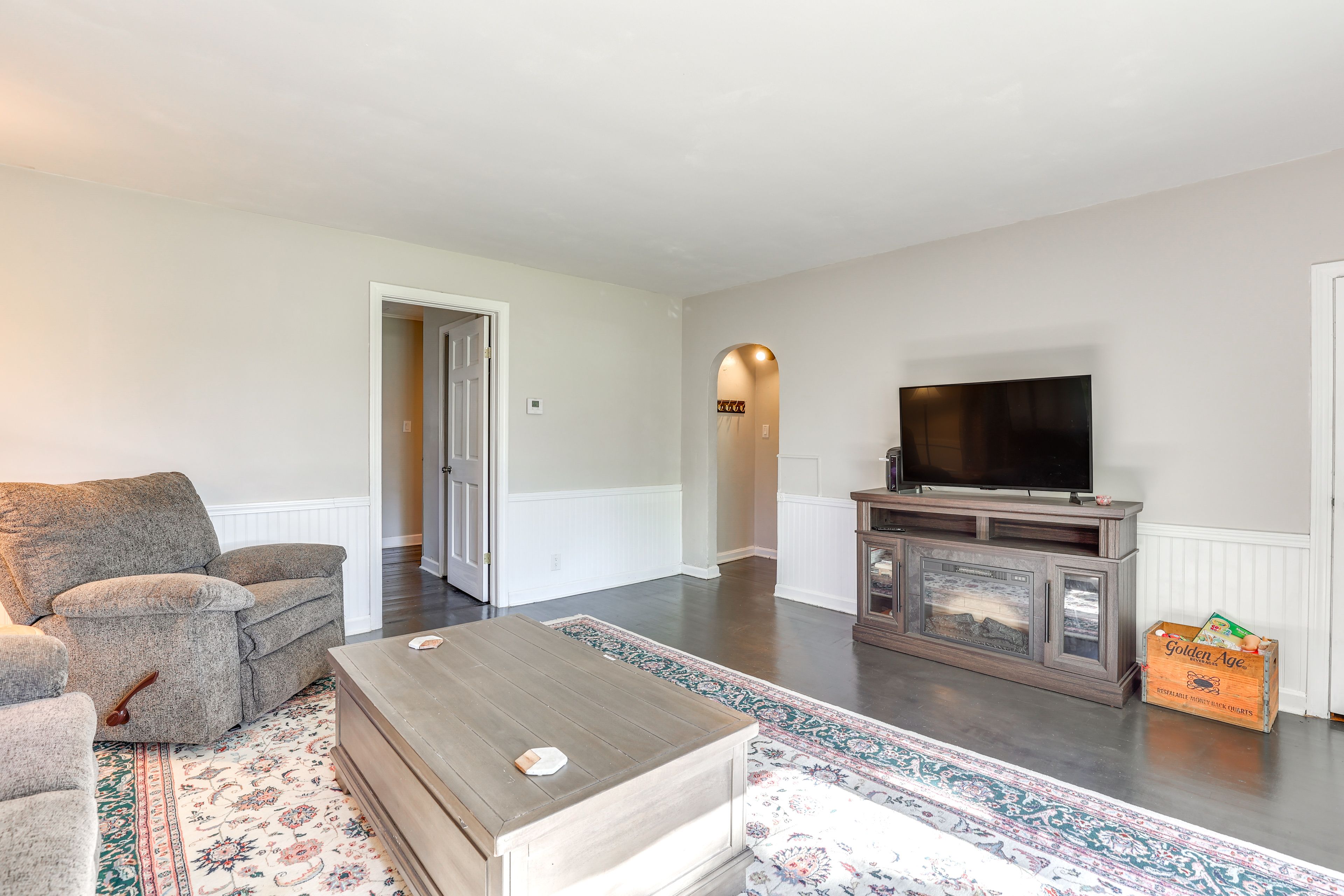 Living Room | 1st Floor | Smart TV | Board Games