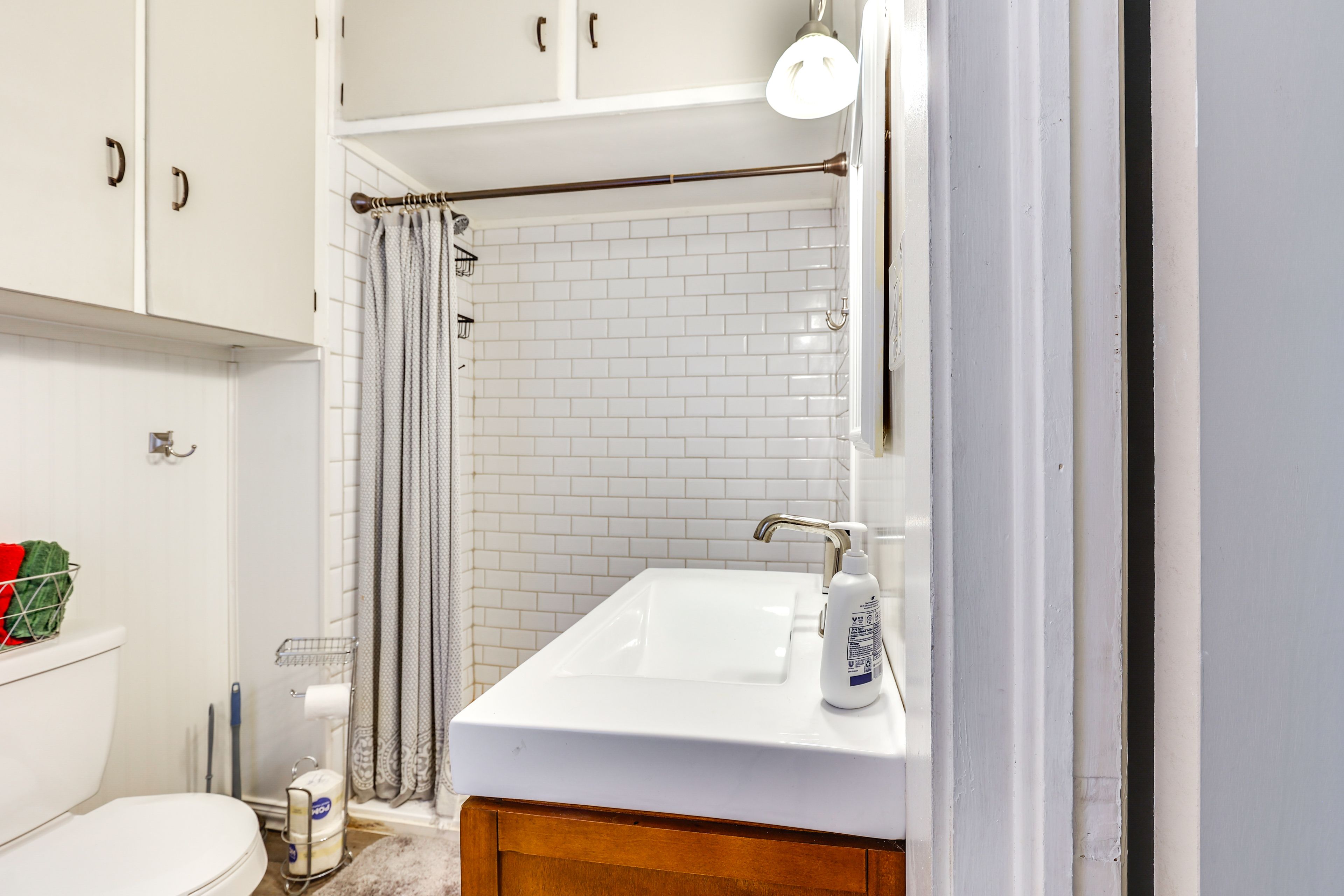 Full Bathroom | 1st Floor | Towels Provided