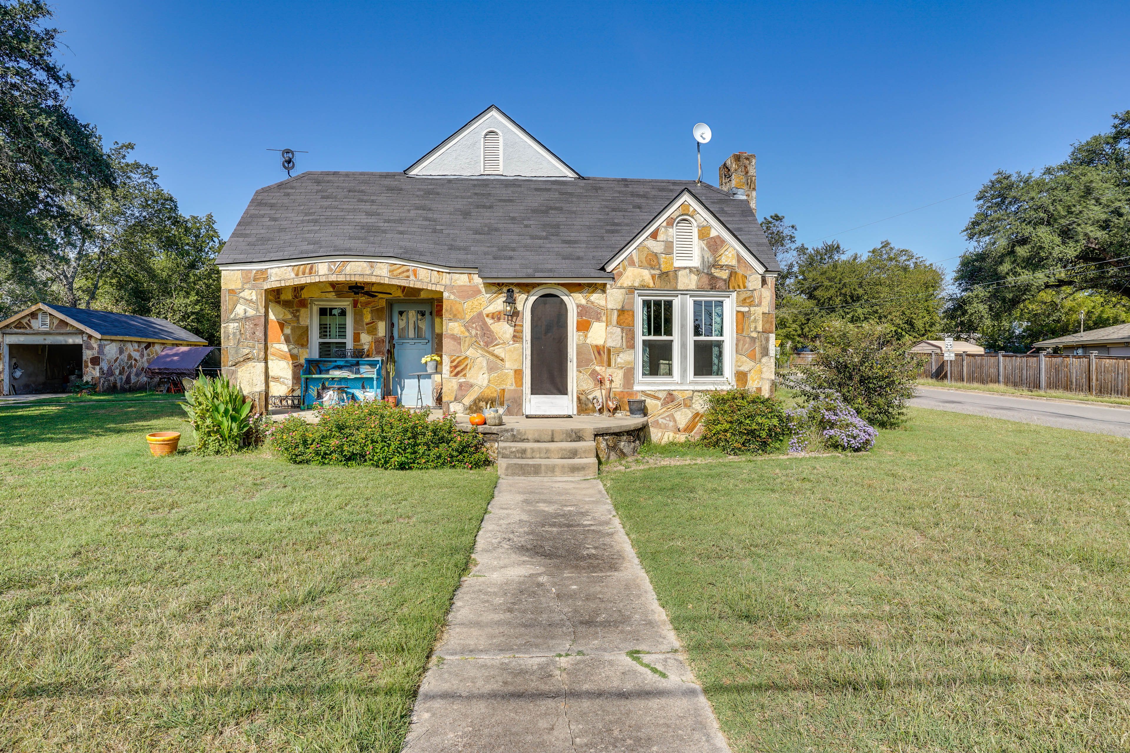 Glen Rose Vacation Rental | 2BR | 1BA | 1,250 Sq Ft | Stairs Required