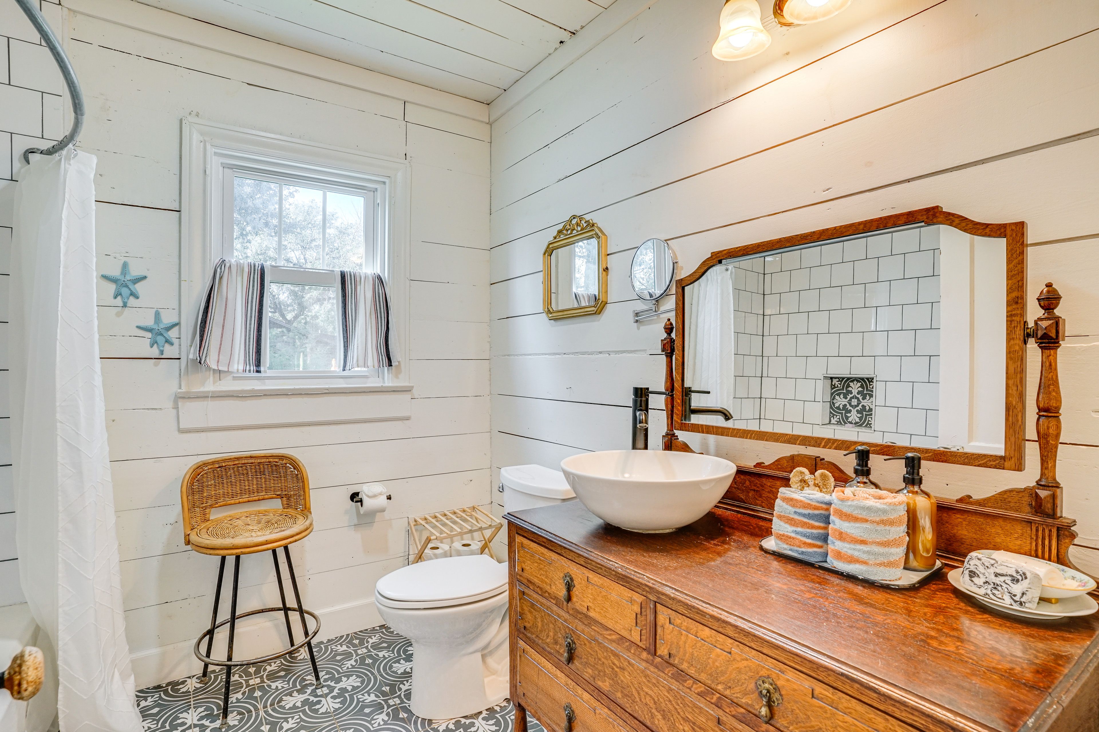 Full Bathroom | Towels Provided | Hair Dryer