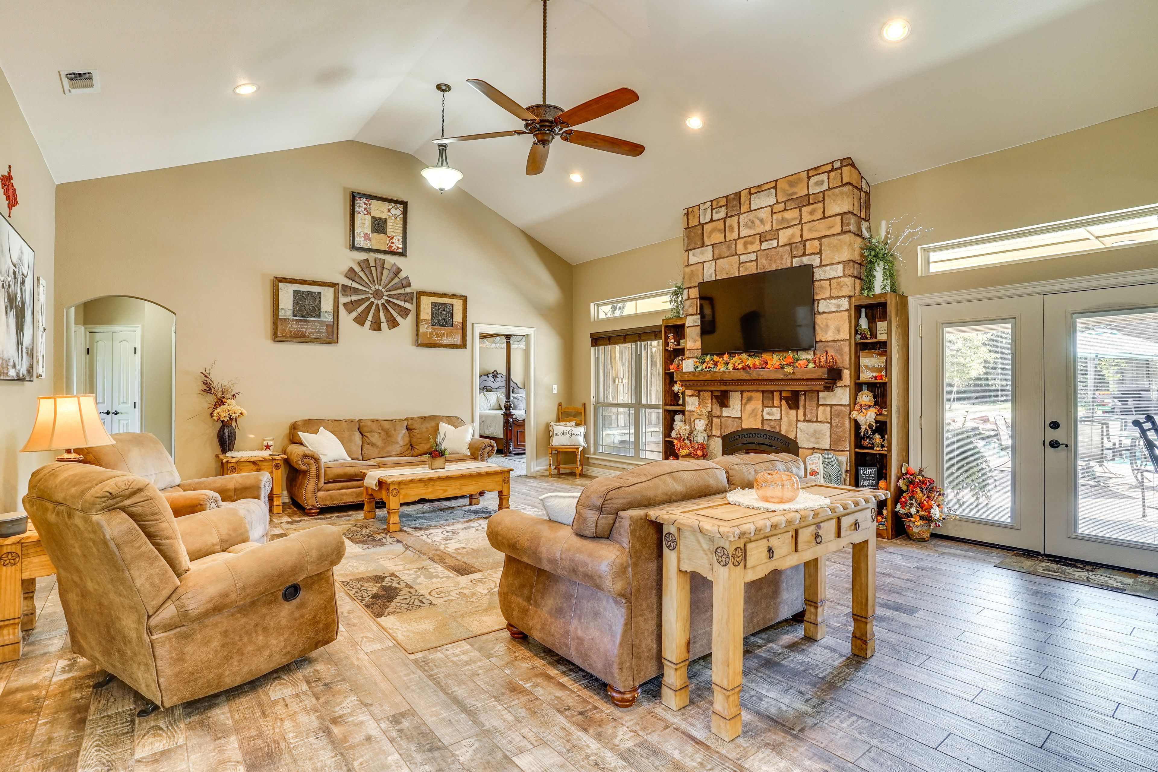 Living Room | Free WiFi | Smart TV | Fireplace | Central A/C