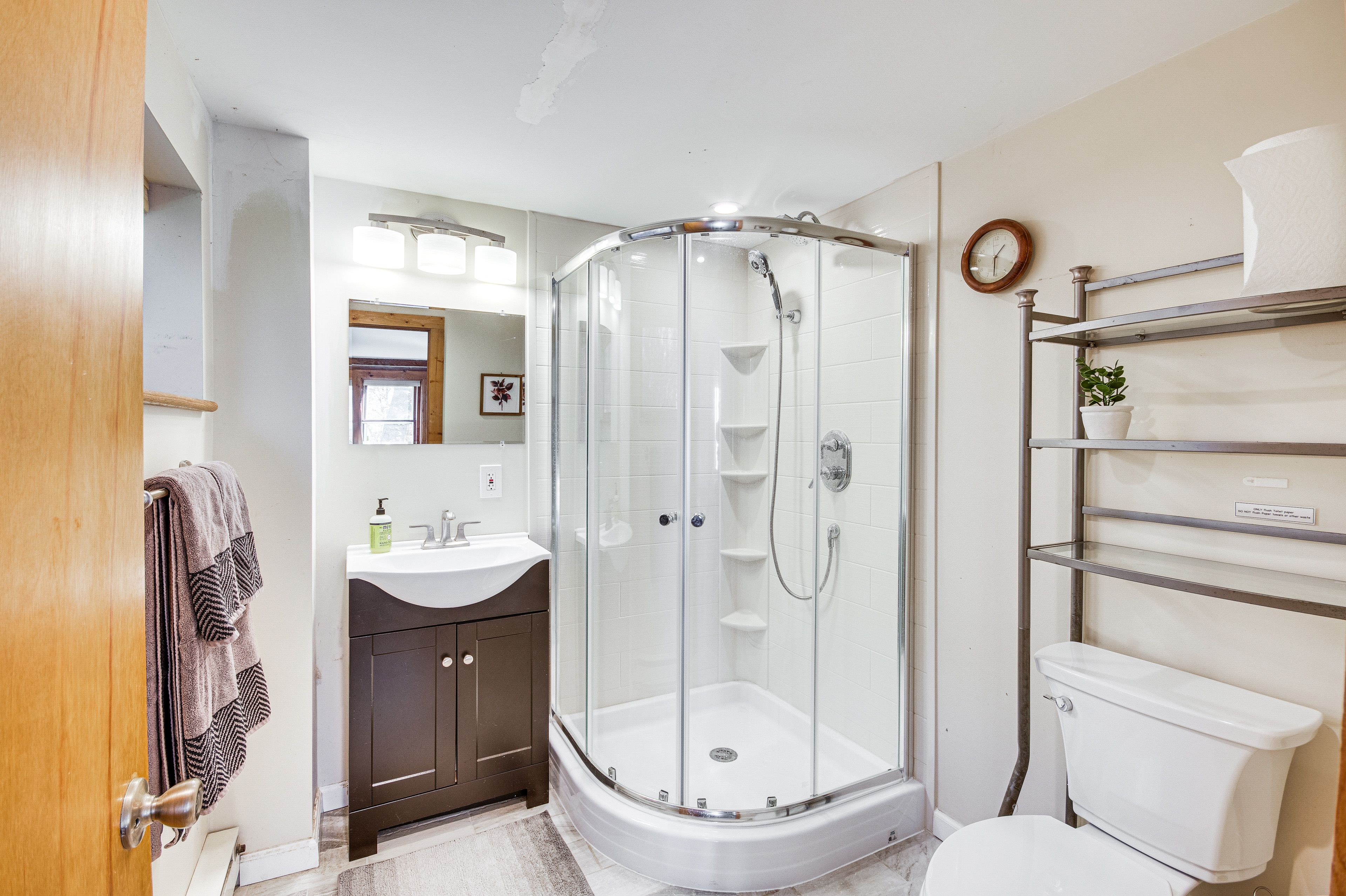 En-Suite Bathroom | Towels Provided | 1st Floor