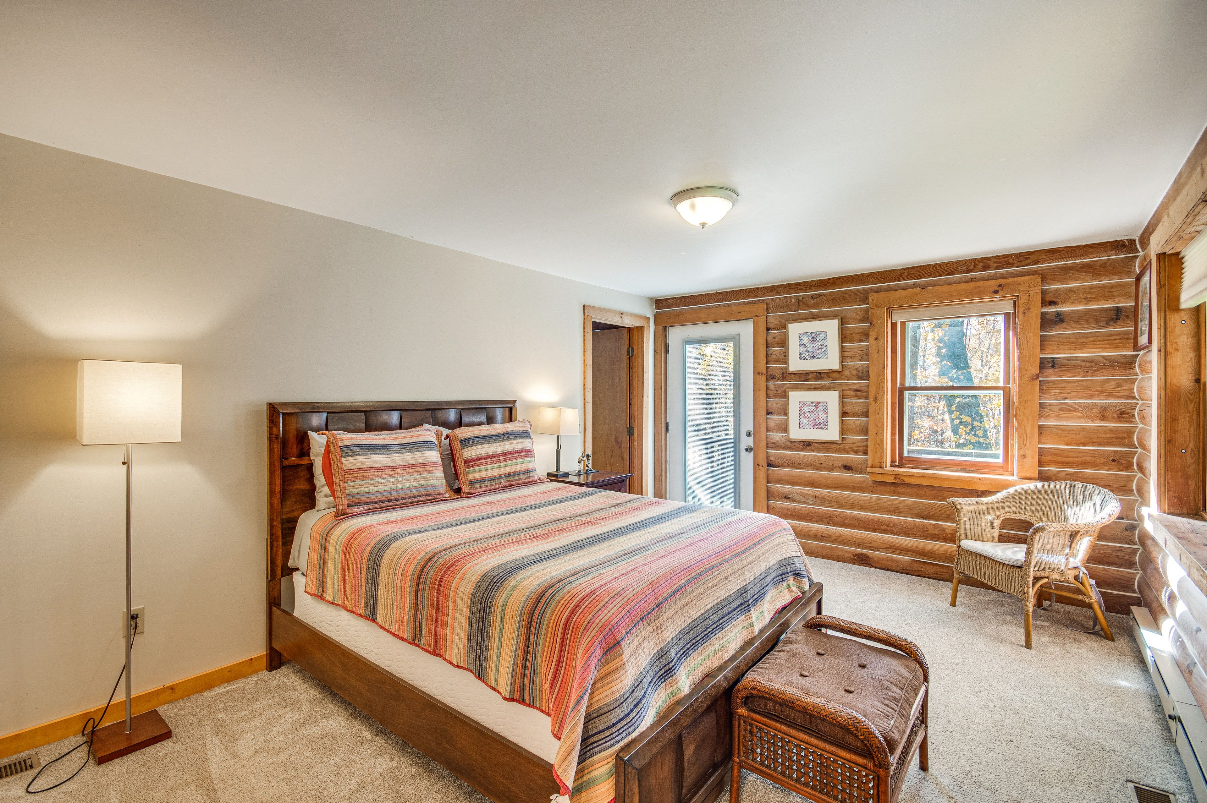 Bedroom 1 | Queen Bed | 1st Floor