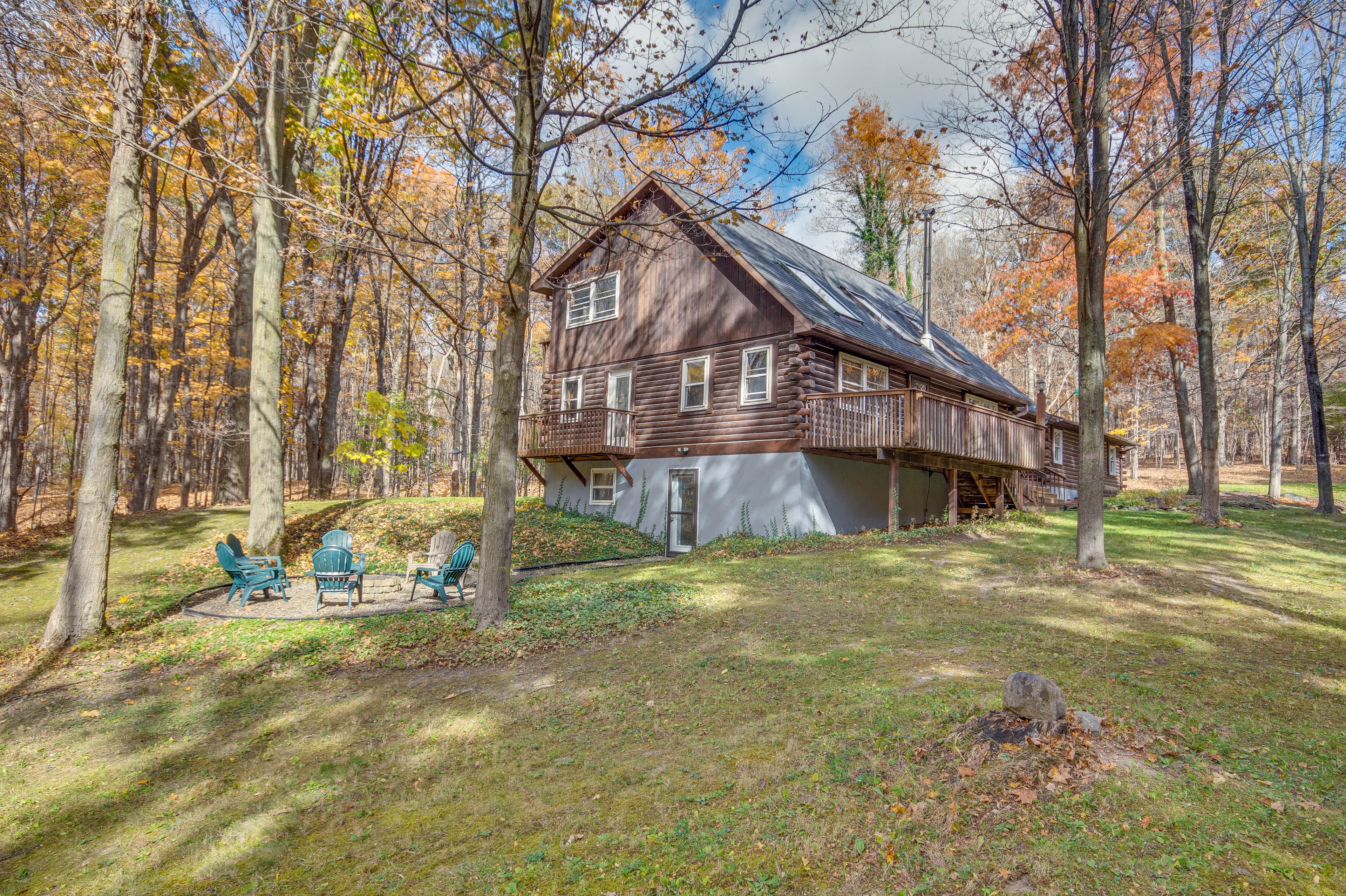 Lansing Vacation Rental | 4BR | 2.5BA | Step-Free Entry | 3,000 Sq Ft