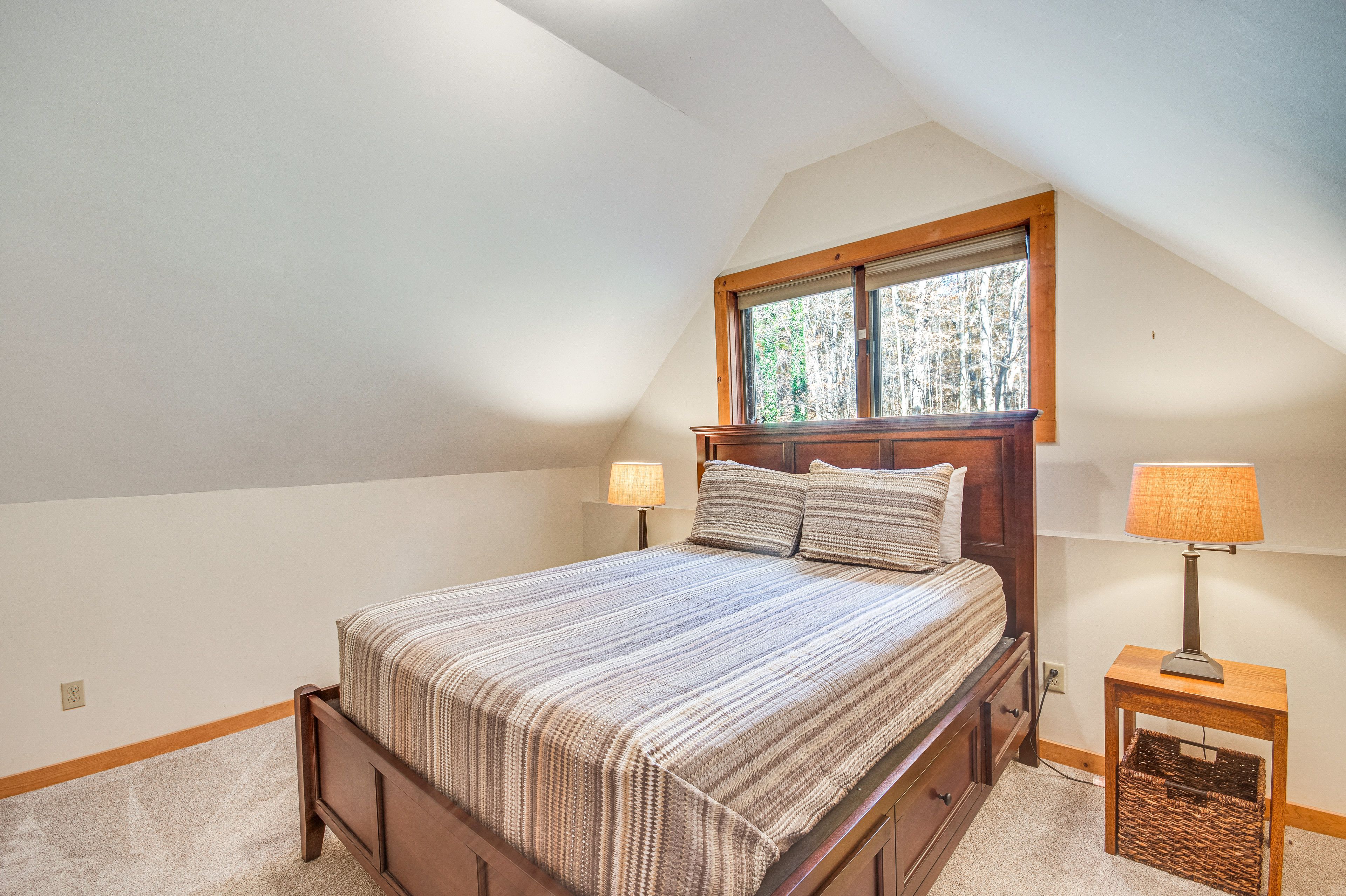Bedroom 4 | Queen Bed | 2nd Floor
