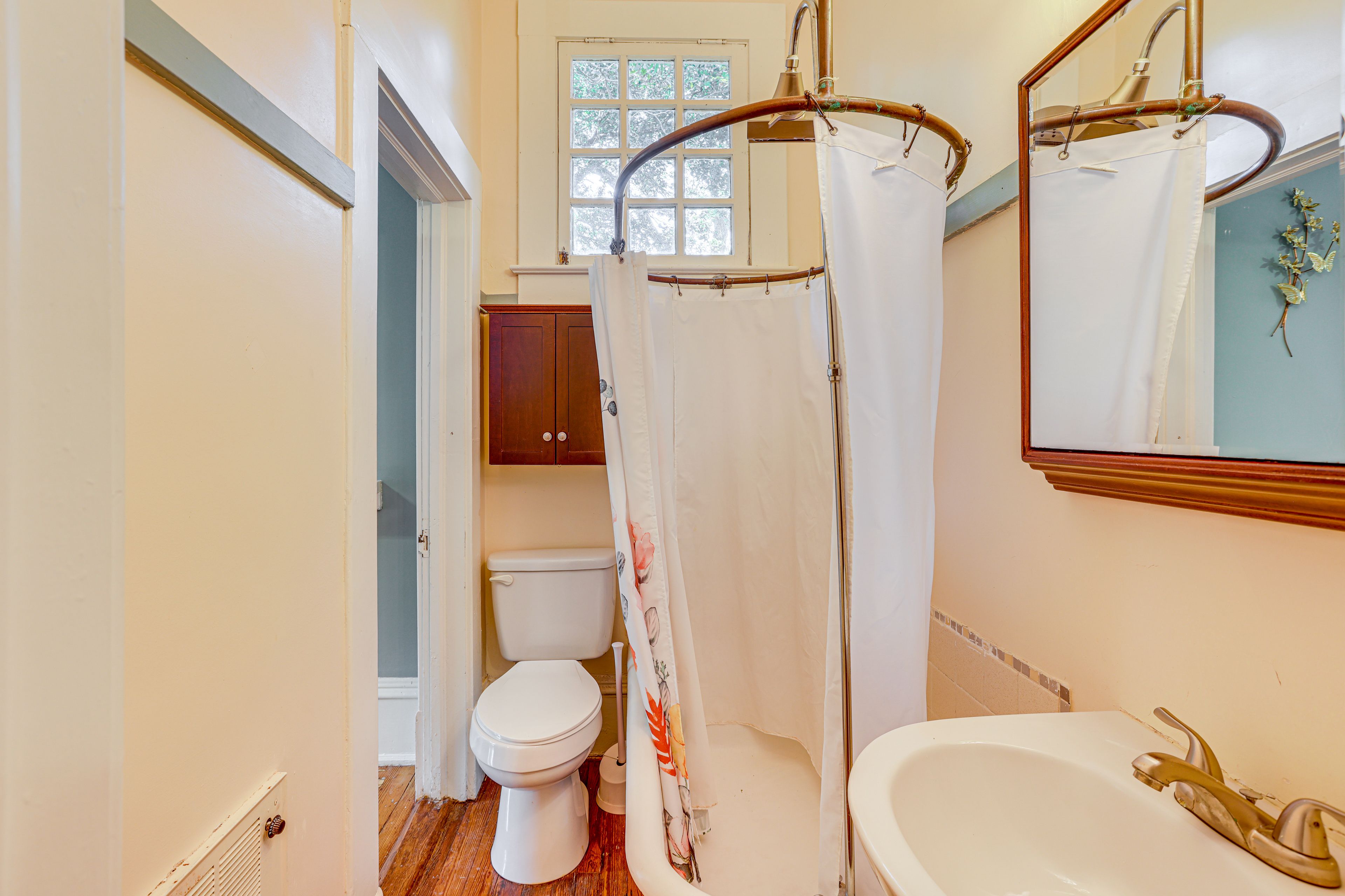 Jack-and-Jill Bathroom | 1st Floor | Towels Provided