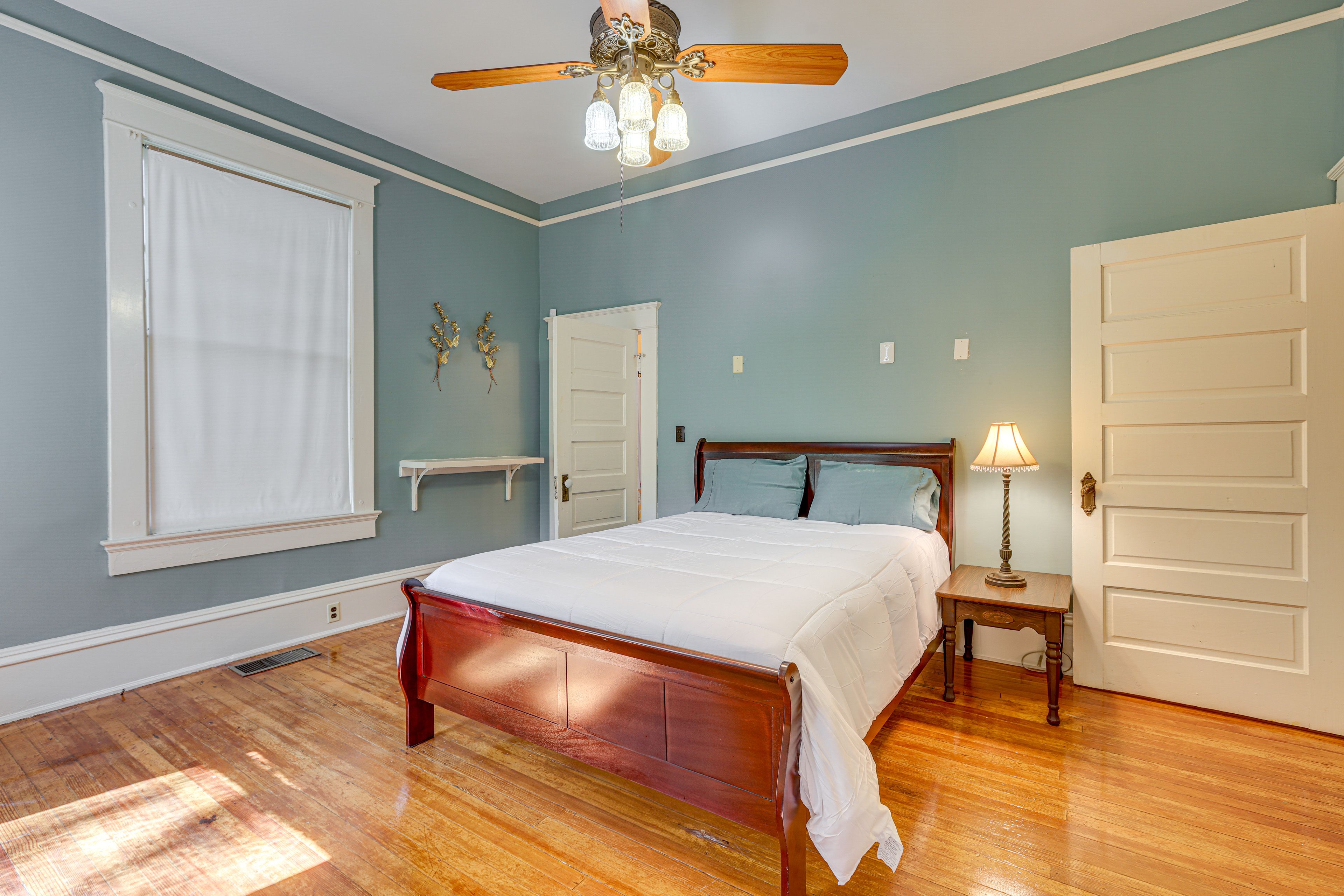 Bedroom 2 | 1st Floor | Queen Bed