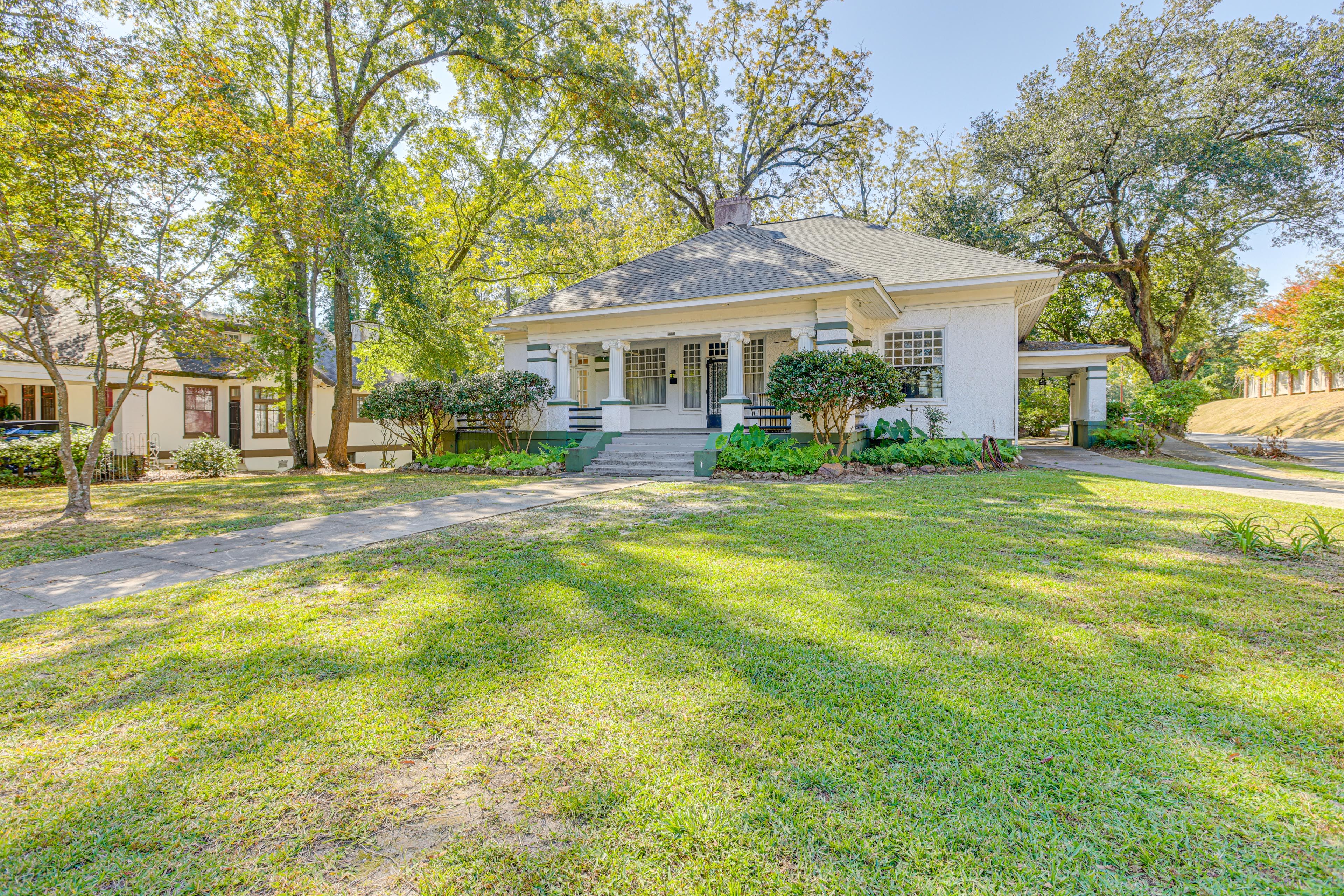 2-Story House | Self Check-In | 3 Mi to Bonita Lakes Park