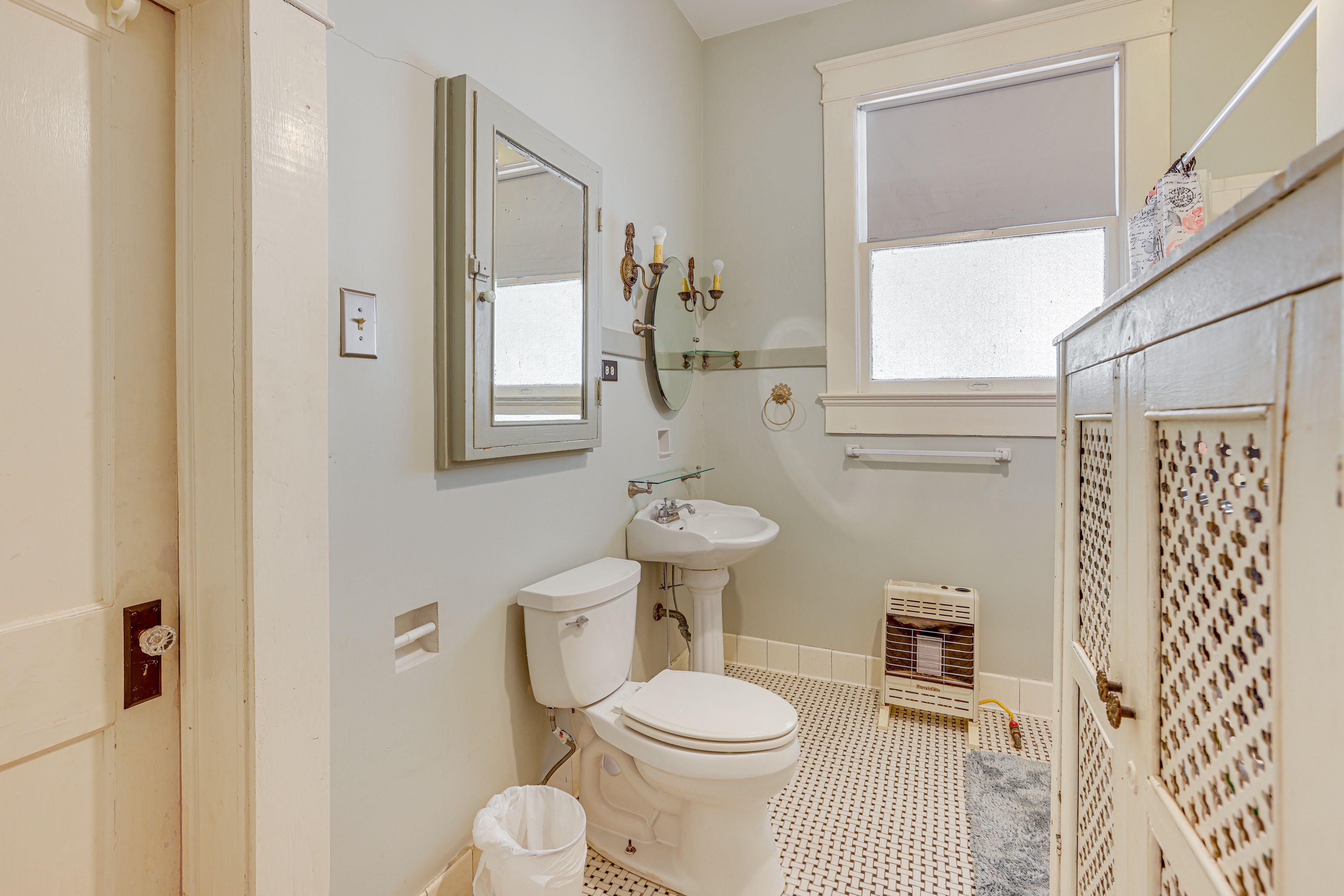 Full Bathroom | 1st Floor | Complimentary Toiletries | Hair Dryer