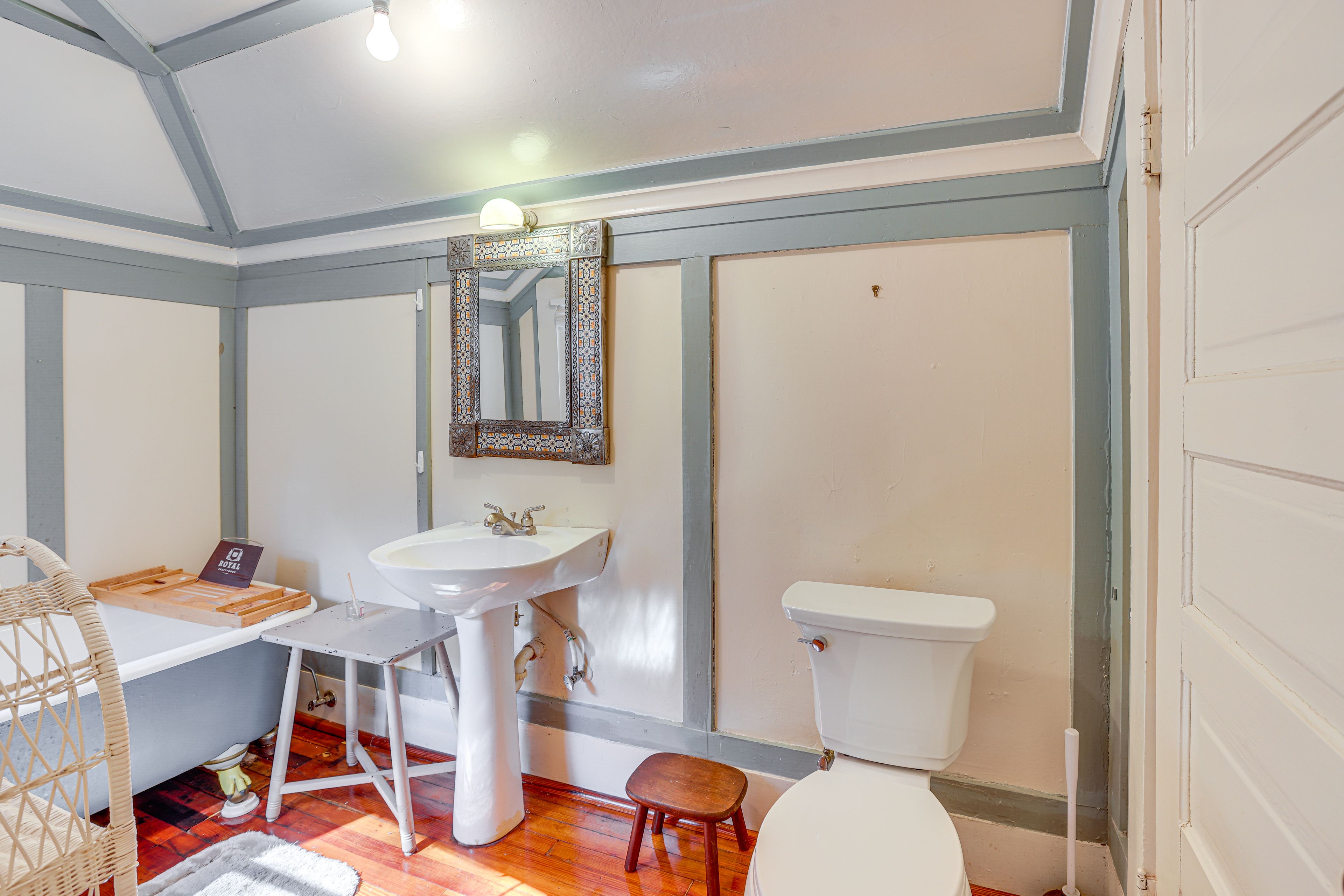 Full Bathroom | 2nd Floor | Clawfoot Tub
