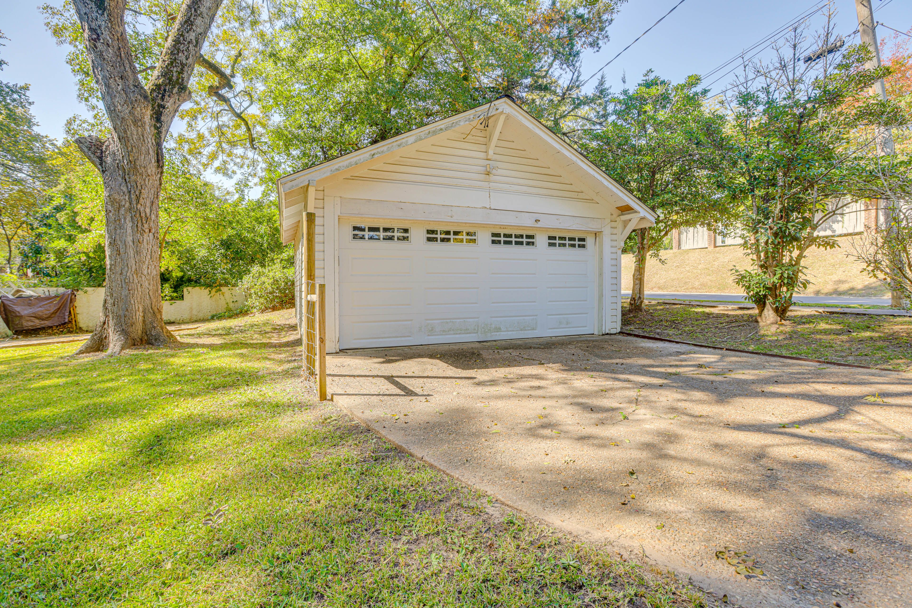 Parking | Detached Garage (2 Vehicles)