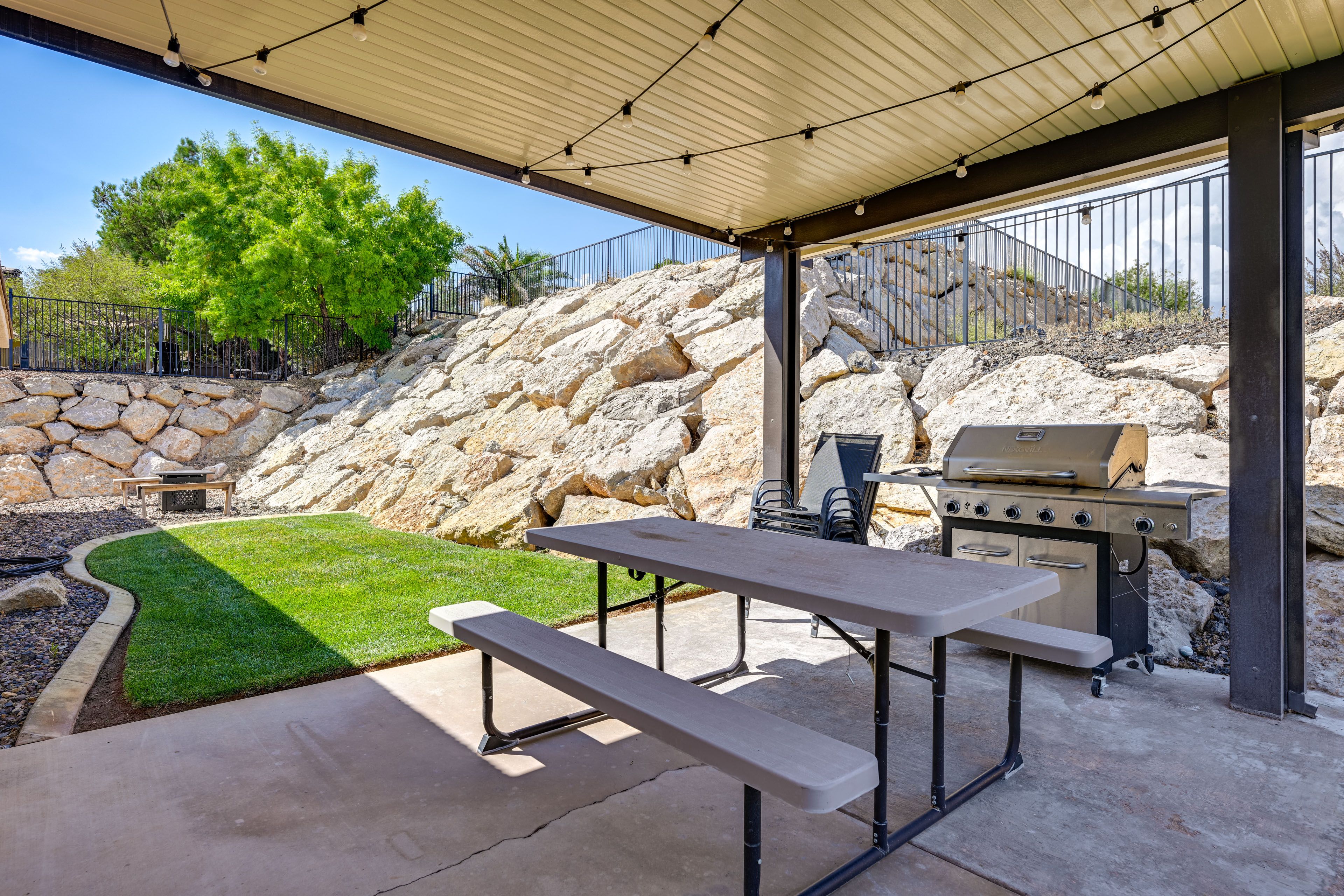 Single-Story House | Mountain Views | 14 Mi to Sand Hollow State Park
