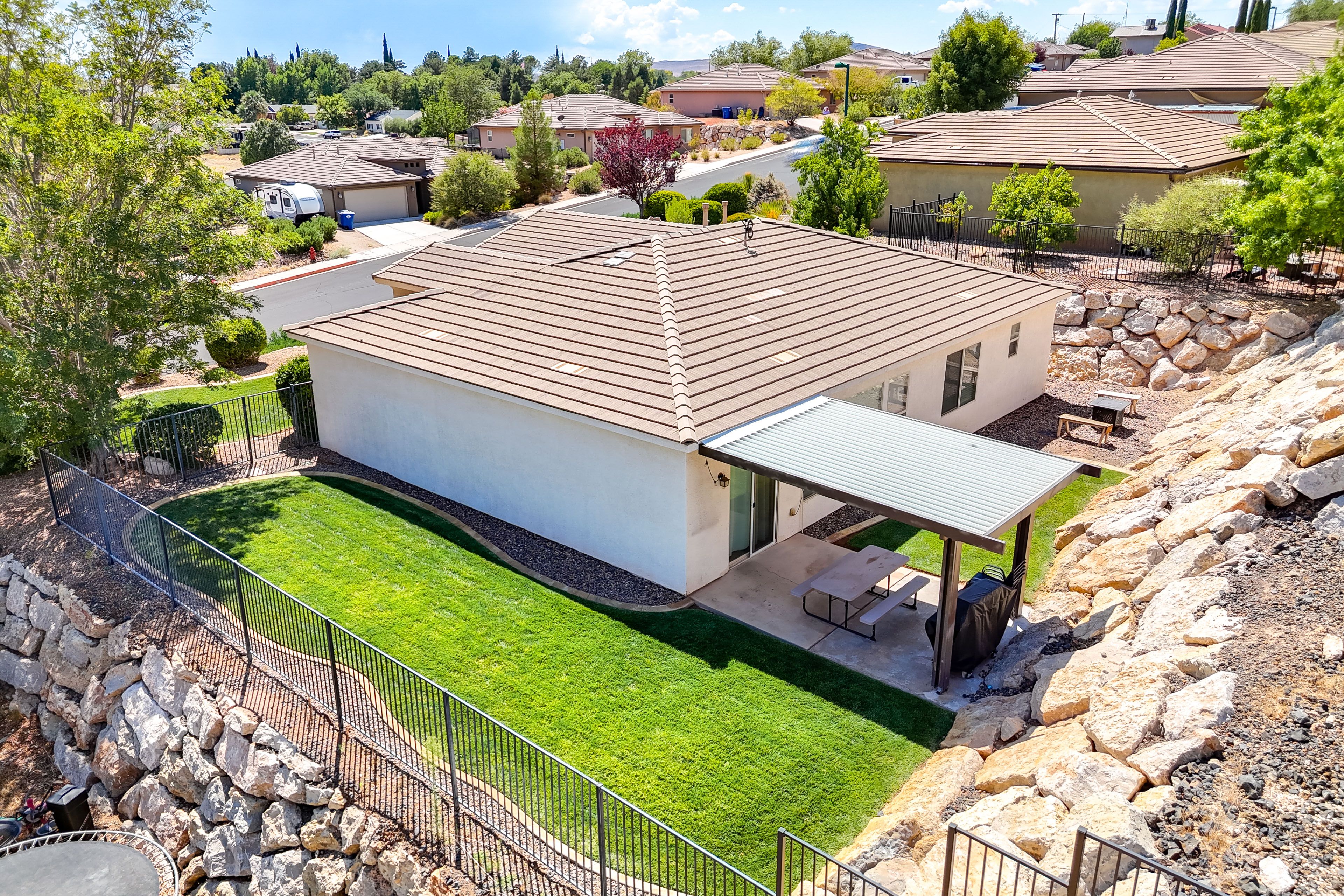 Fenced Backyard | Covered Patio | Outdoor Dining | Gas Grill | Propane Fire Pit