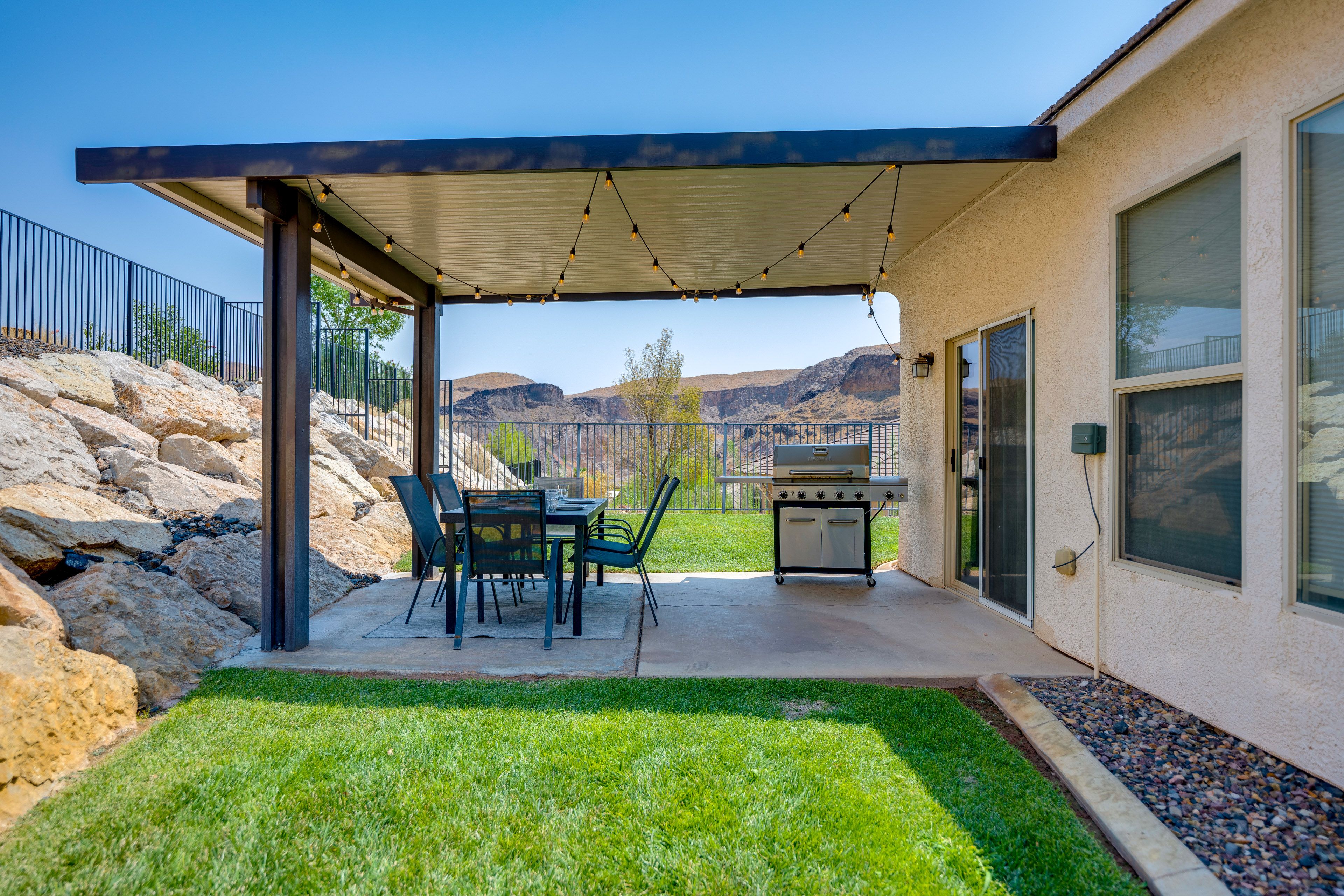 Fenced Backyard | Covered Patio | Outdoor Dining | Gas Grill | Propane Fire Pit
