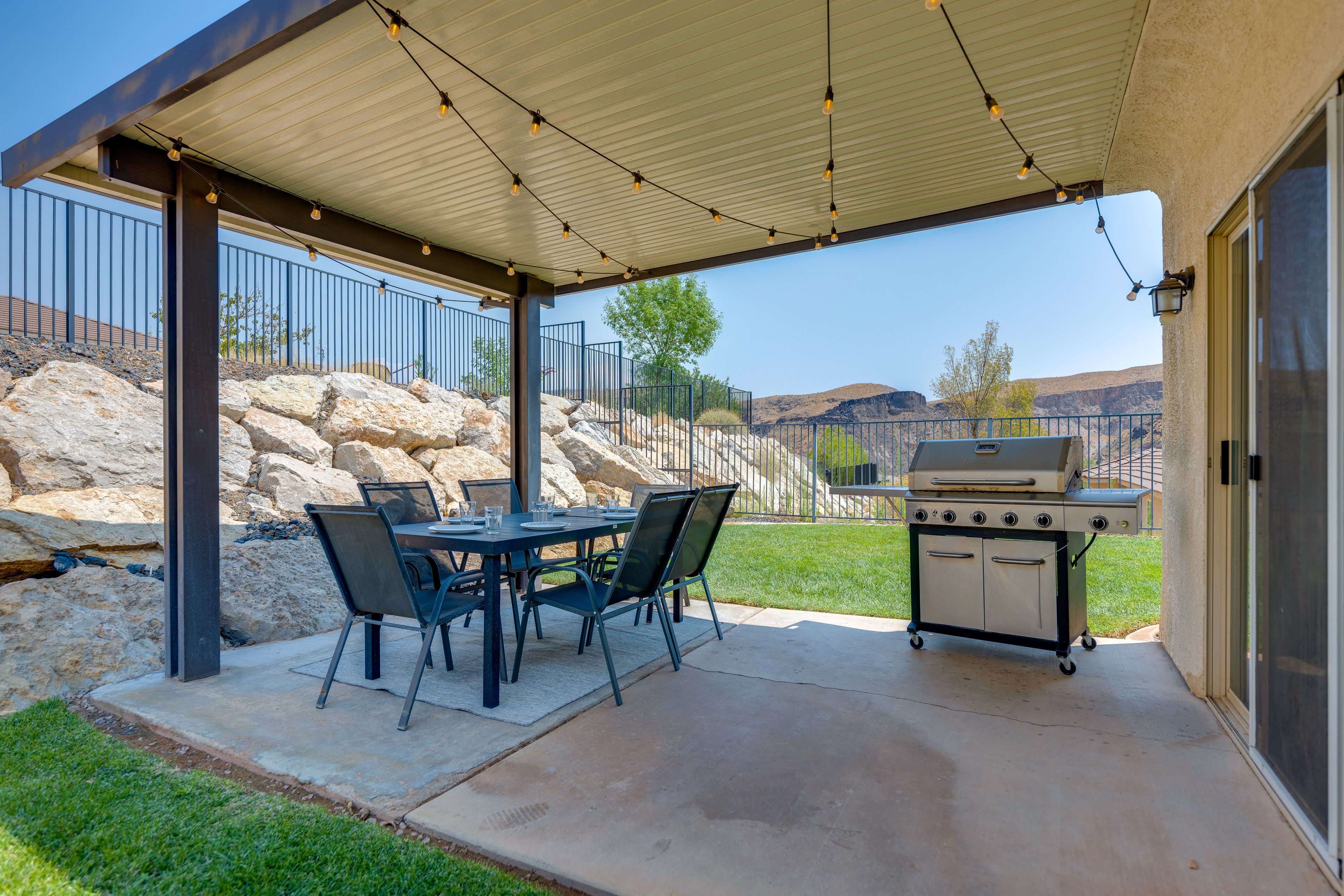 Single-Story House | Mountain Views | 14 Mi to Sand Hollow State Park