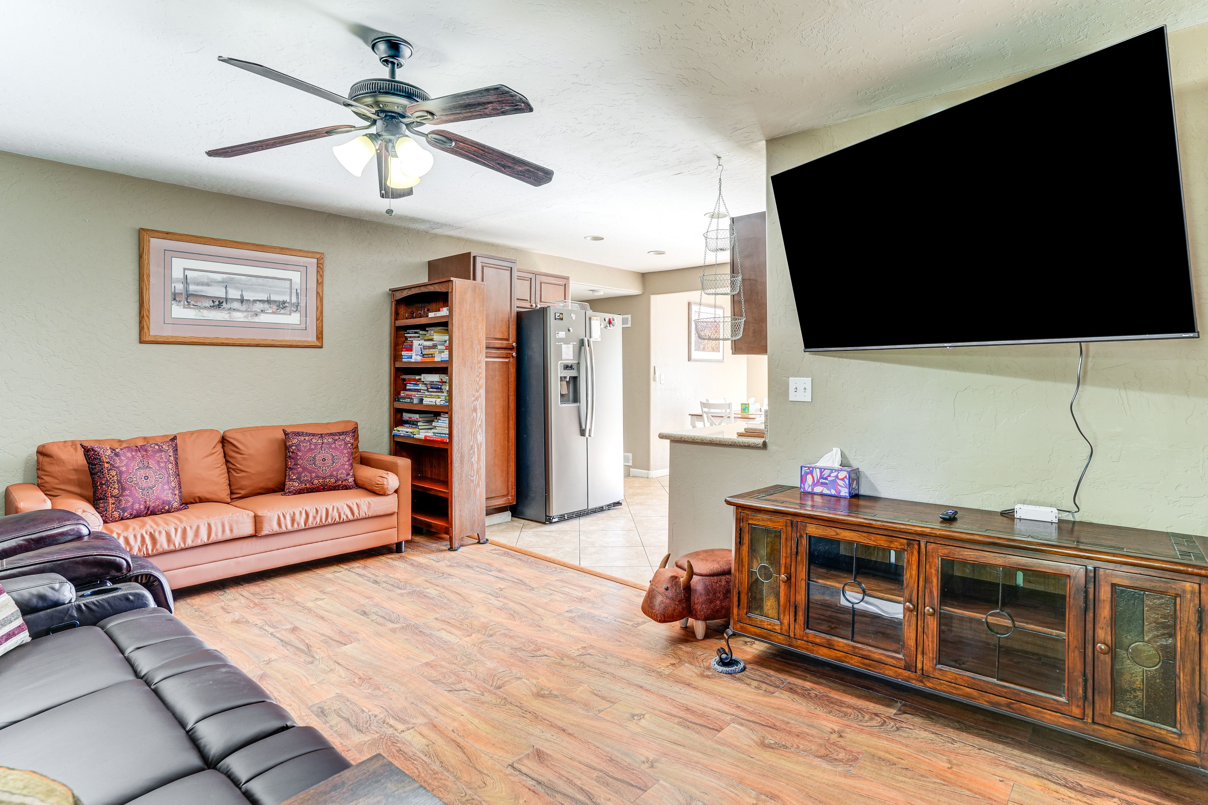 Living Room | Smart TV | Free WiFi | Board Games | Books | Single-Story House