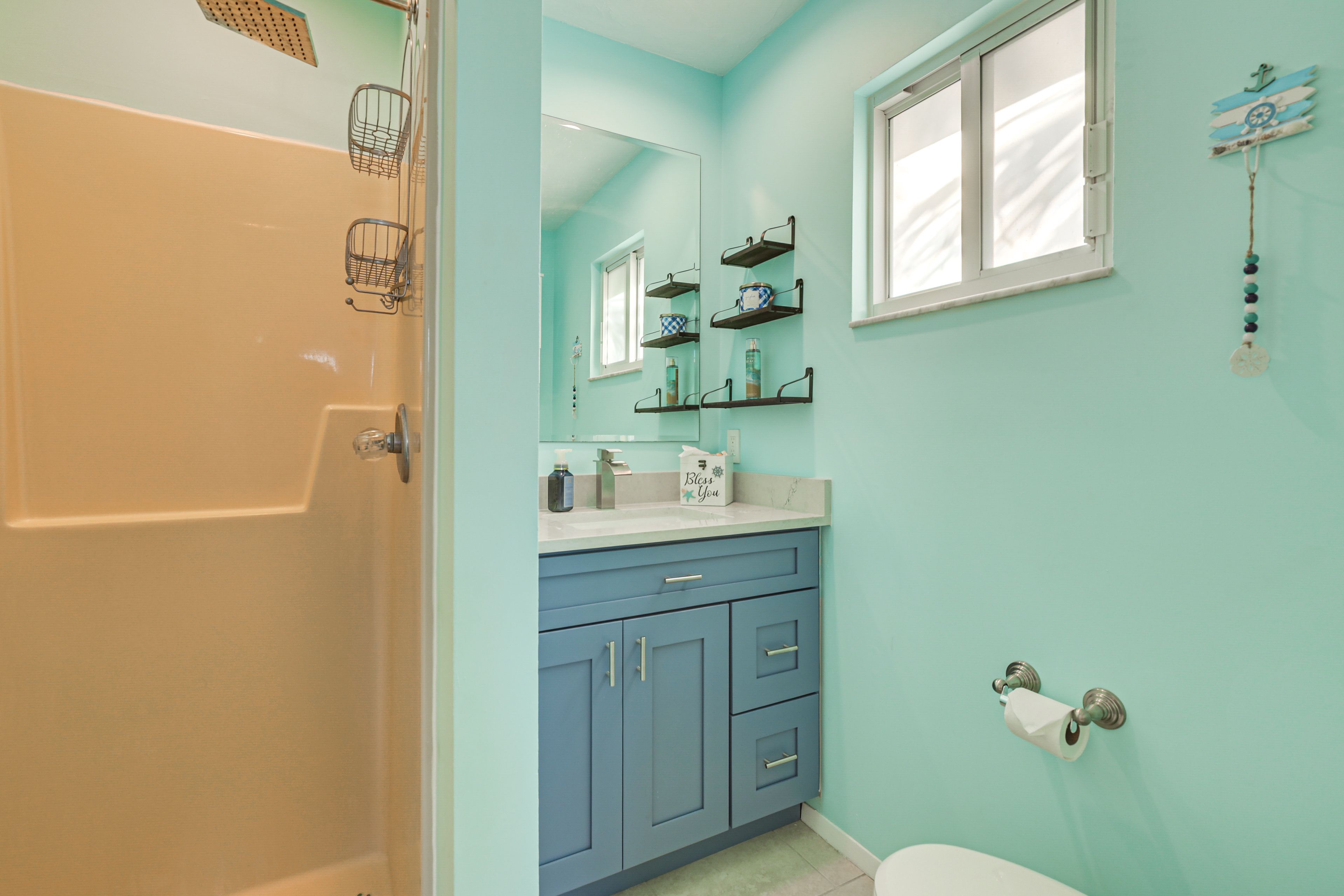 Full Bathroom | Towels Provided