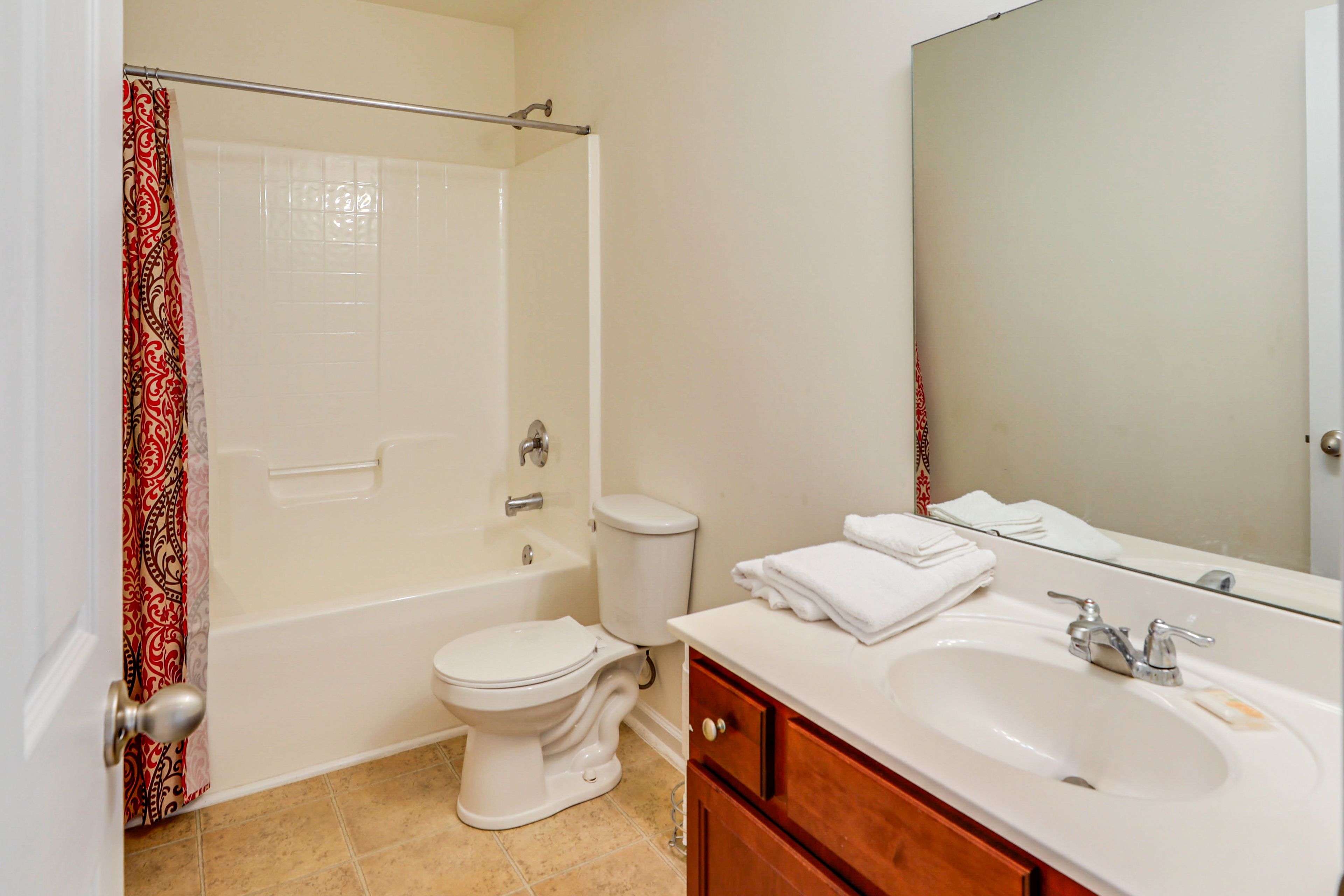 Full Bathroom | Towels Provided | 1st Floor