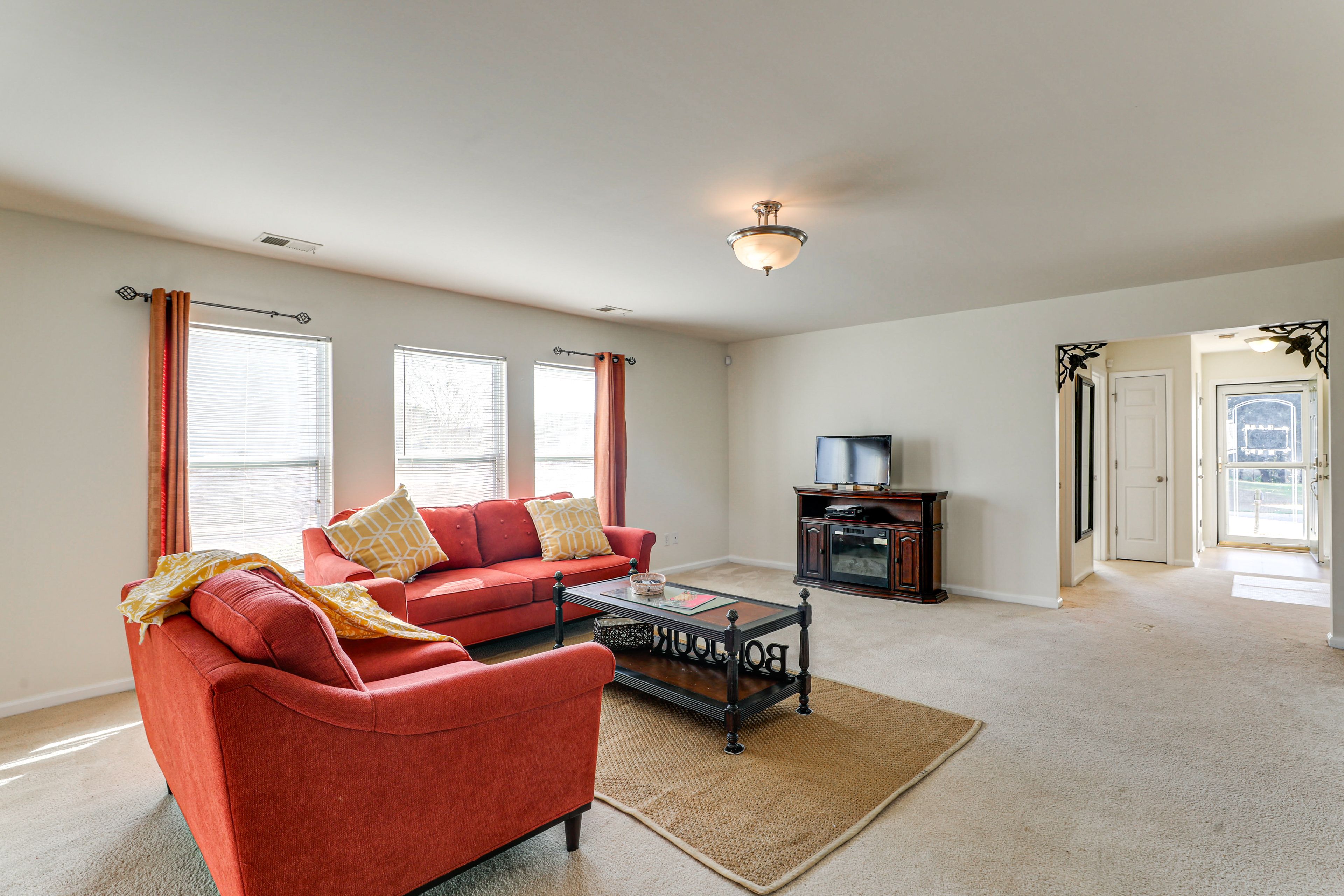 Living Room | Smart TV | Central Air Conditioning/Heat | Free WiFi
