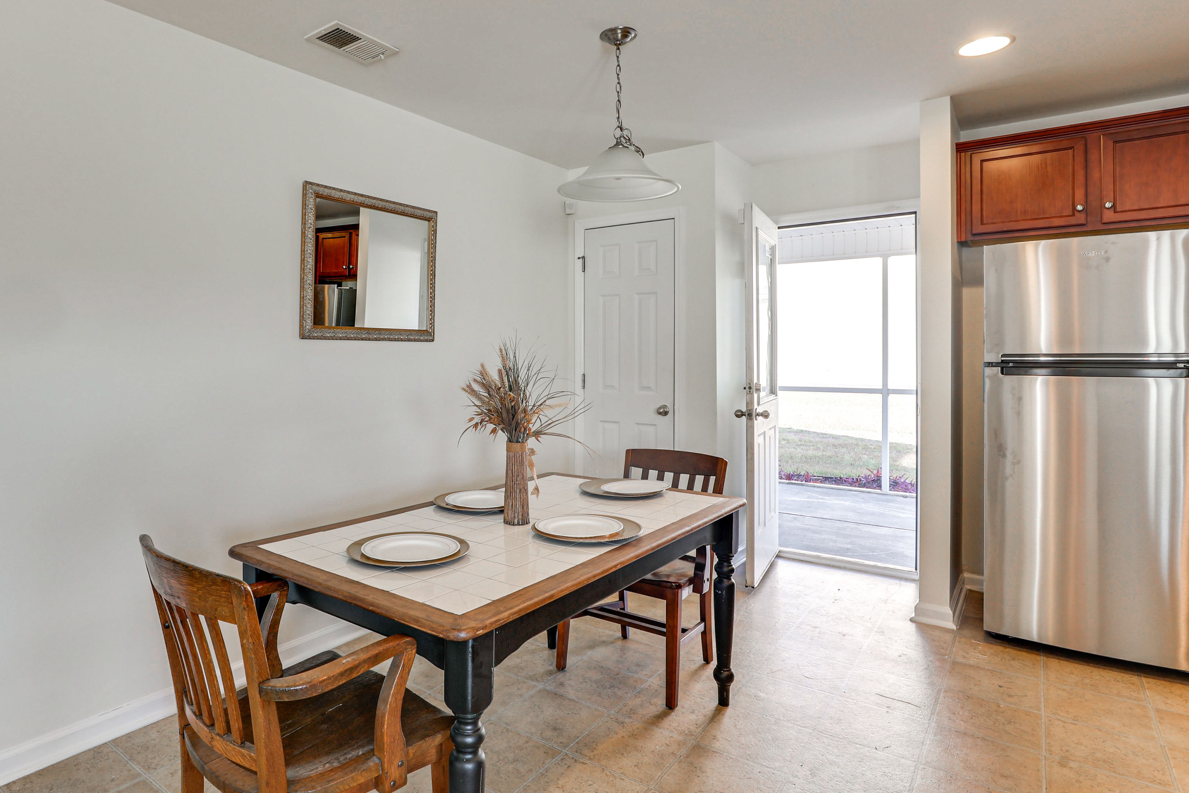 Dining Area | Dishware/Flatware Provided | 1st Floor
