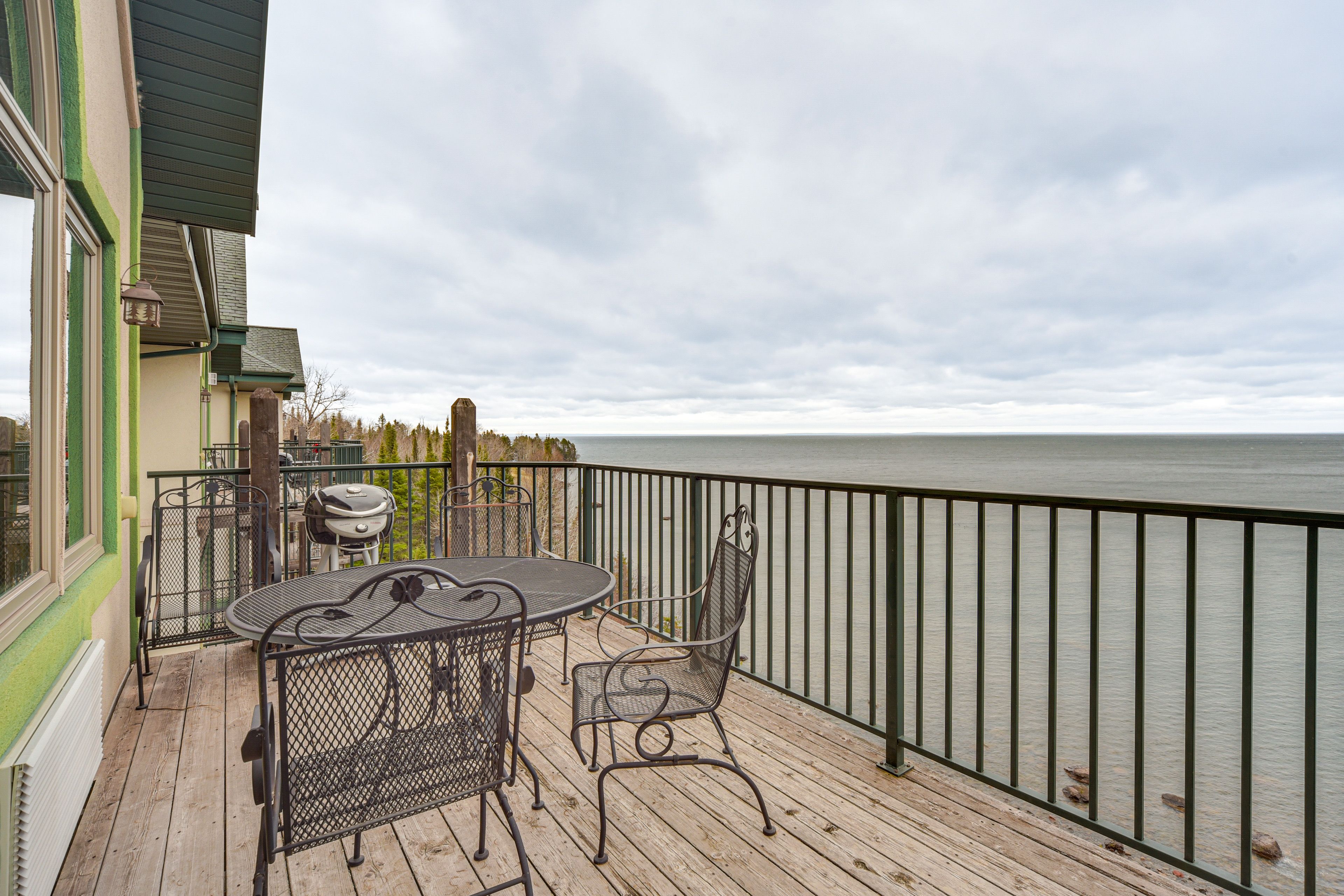 Private Deck | Outdoor Dining | Grill