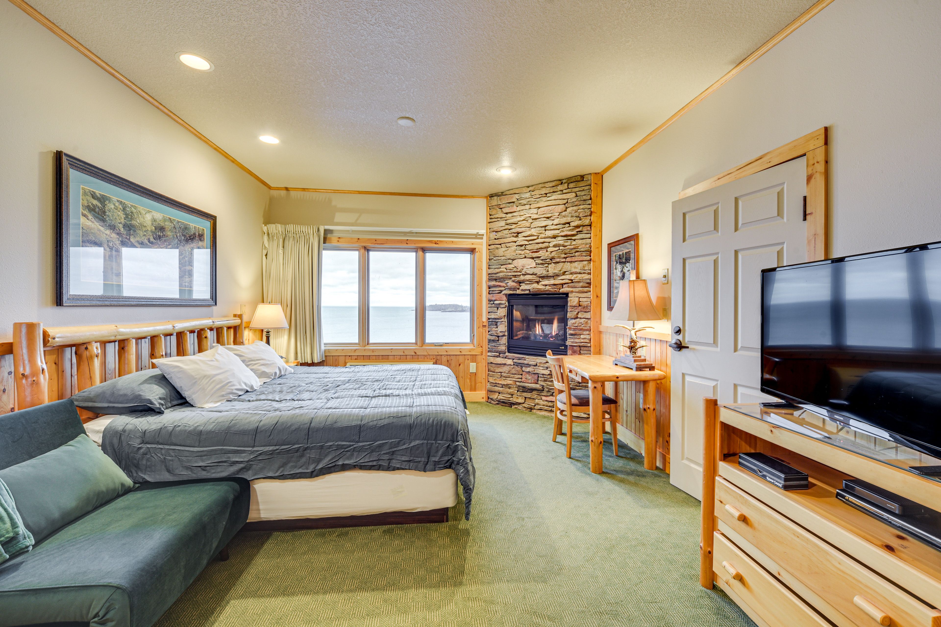 Bedroom 2 | King Bed | Twin Sleeper Sofa | Linens Provided | Jetted Tub