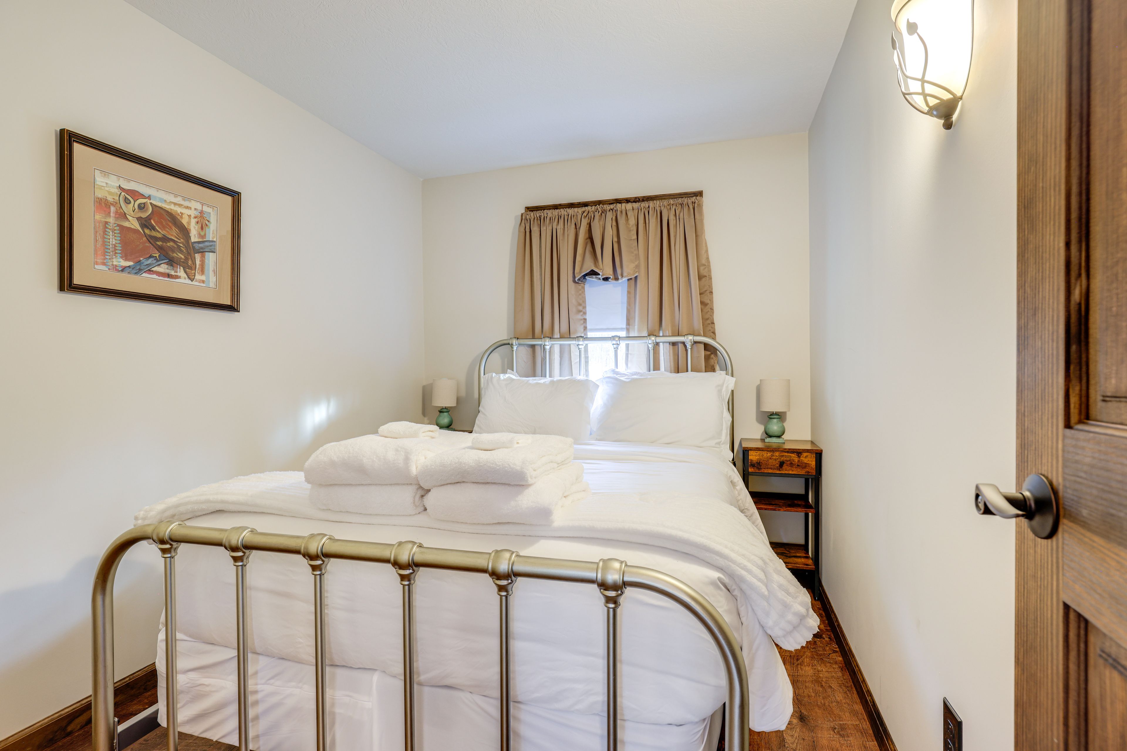 Bedroom 1 | Queen Bed