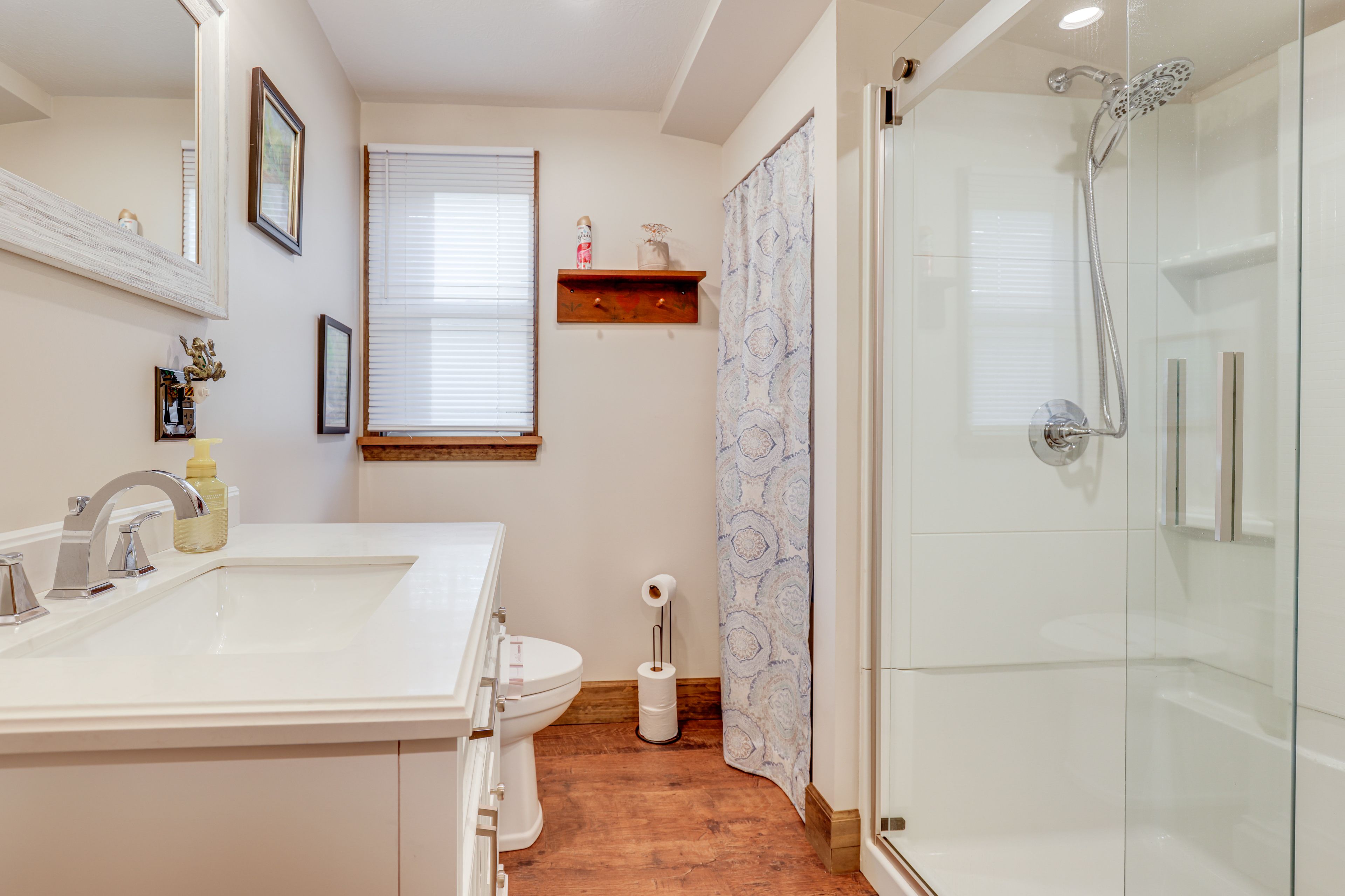 Full Bathroom | Towels Provided