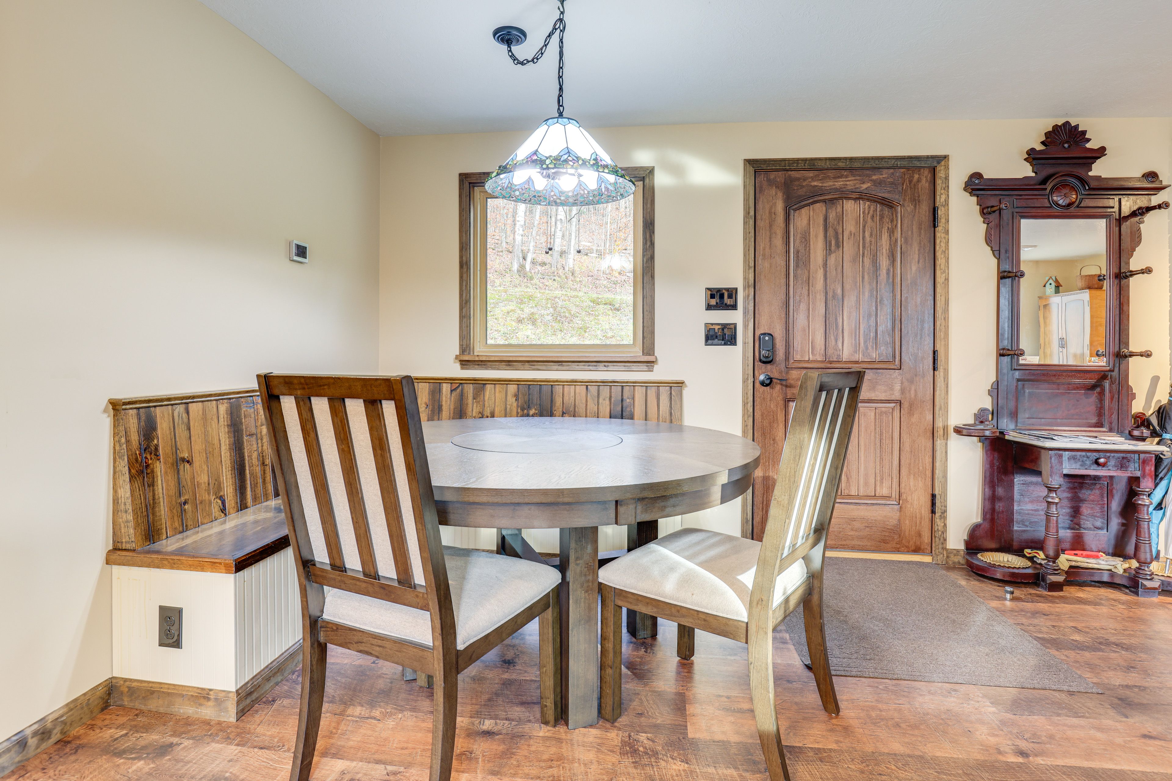 Dining Area | Dishware/Flatware Provided