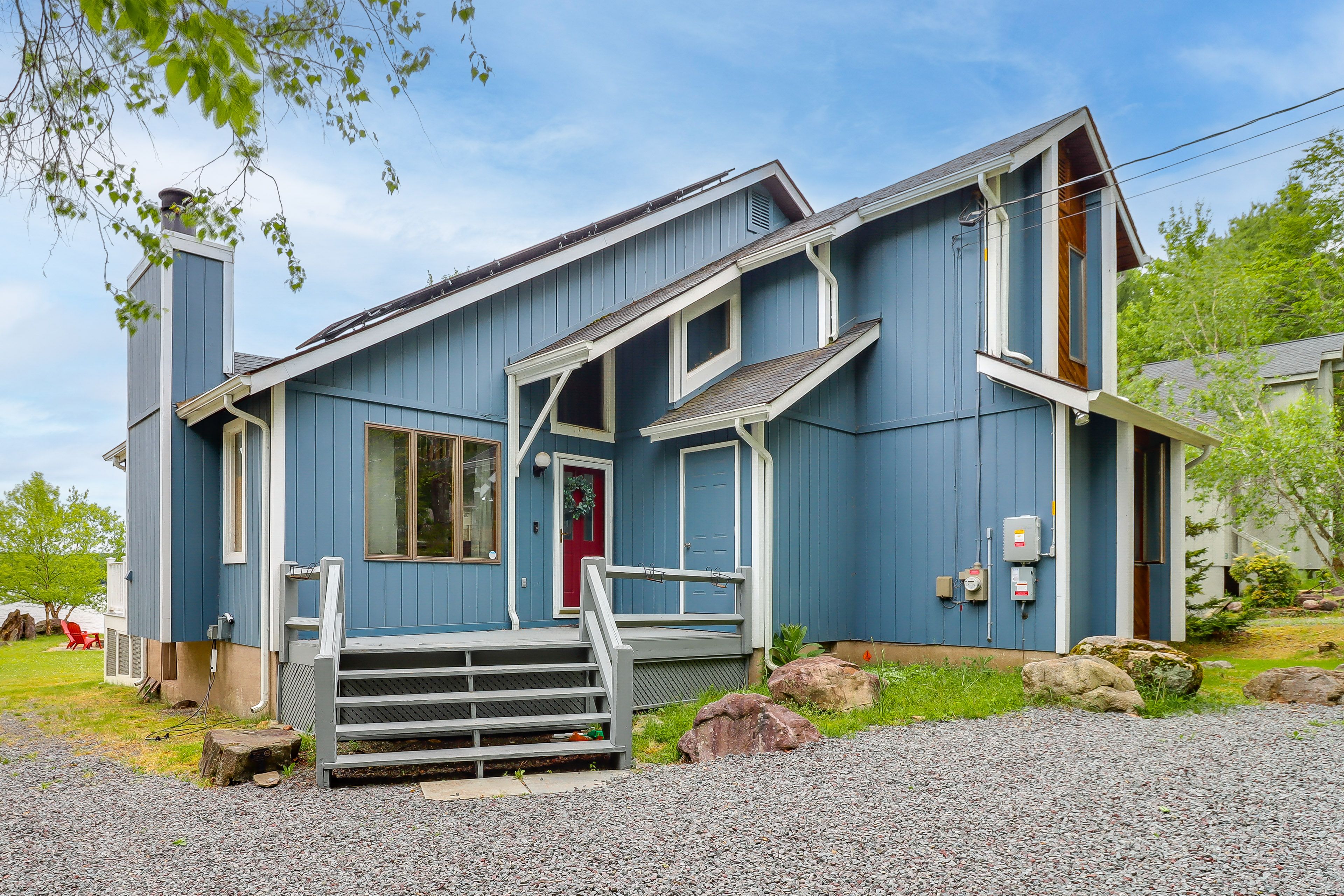 Exterior | Driveway (3 Vehicles)