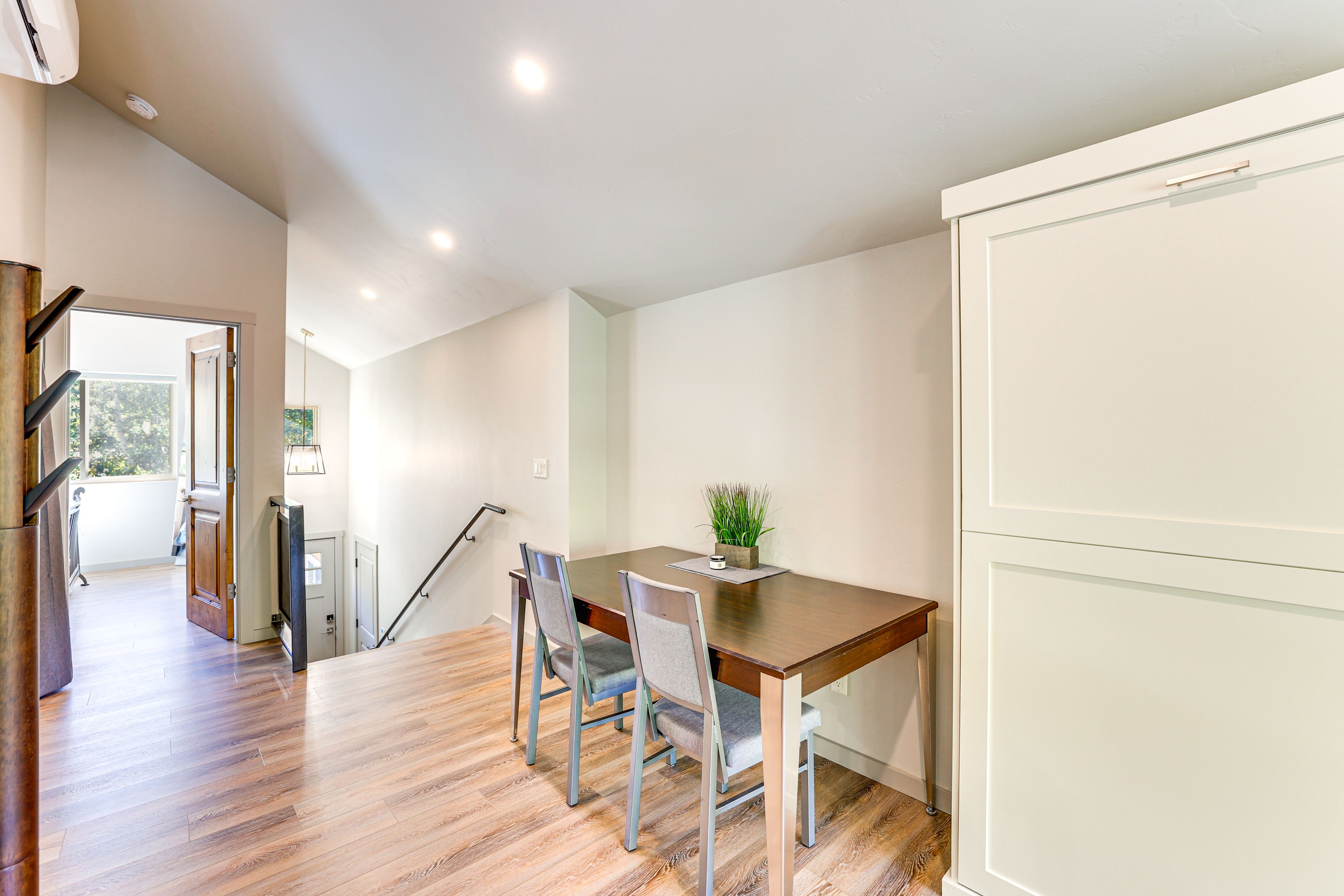 Dining Area | Dishware/Flatware