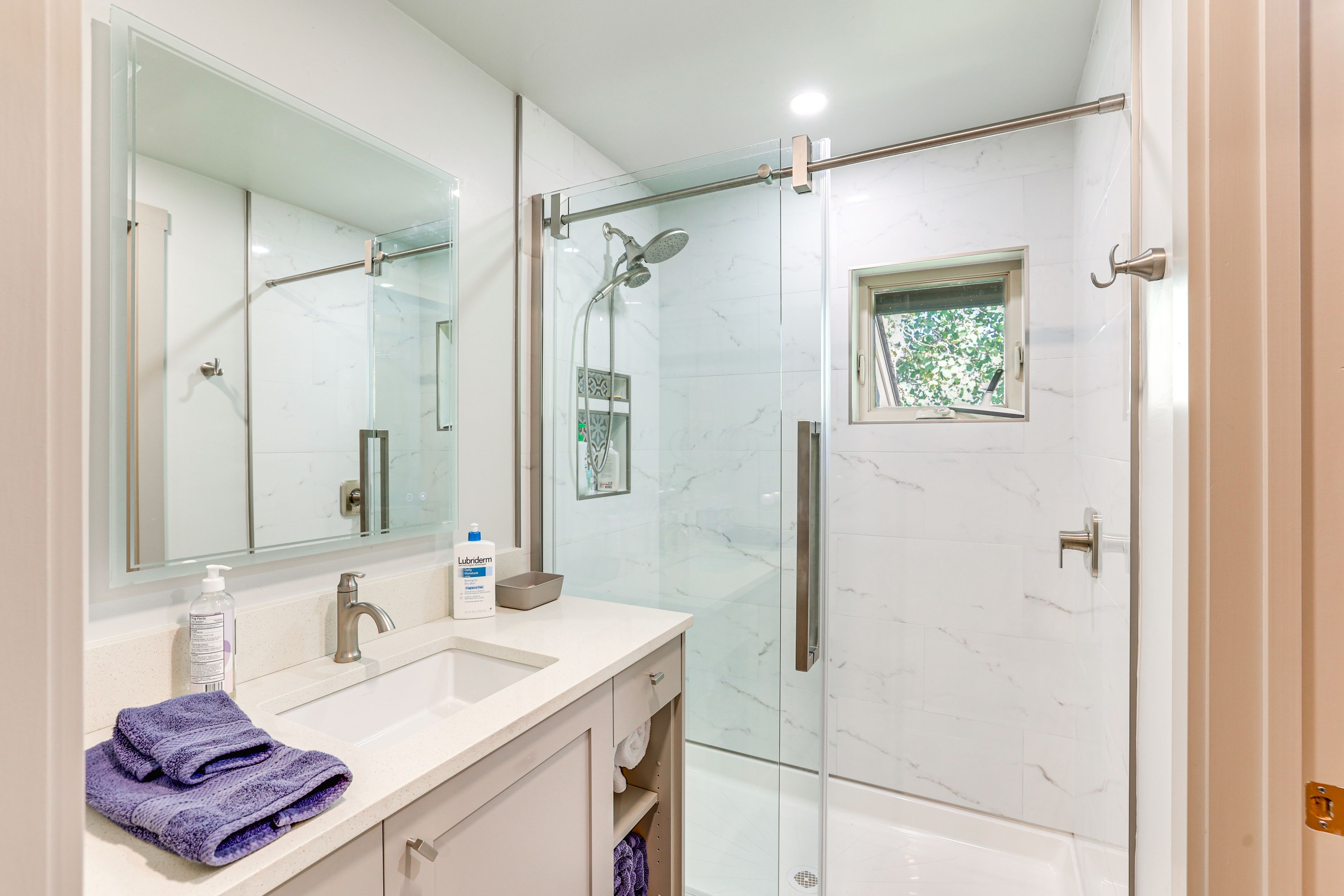 Full Bathroom | Towels Provided